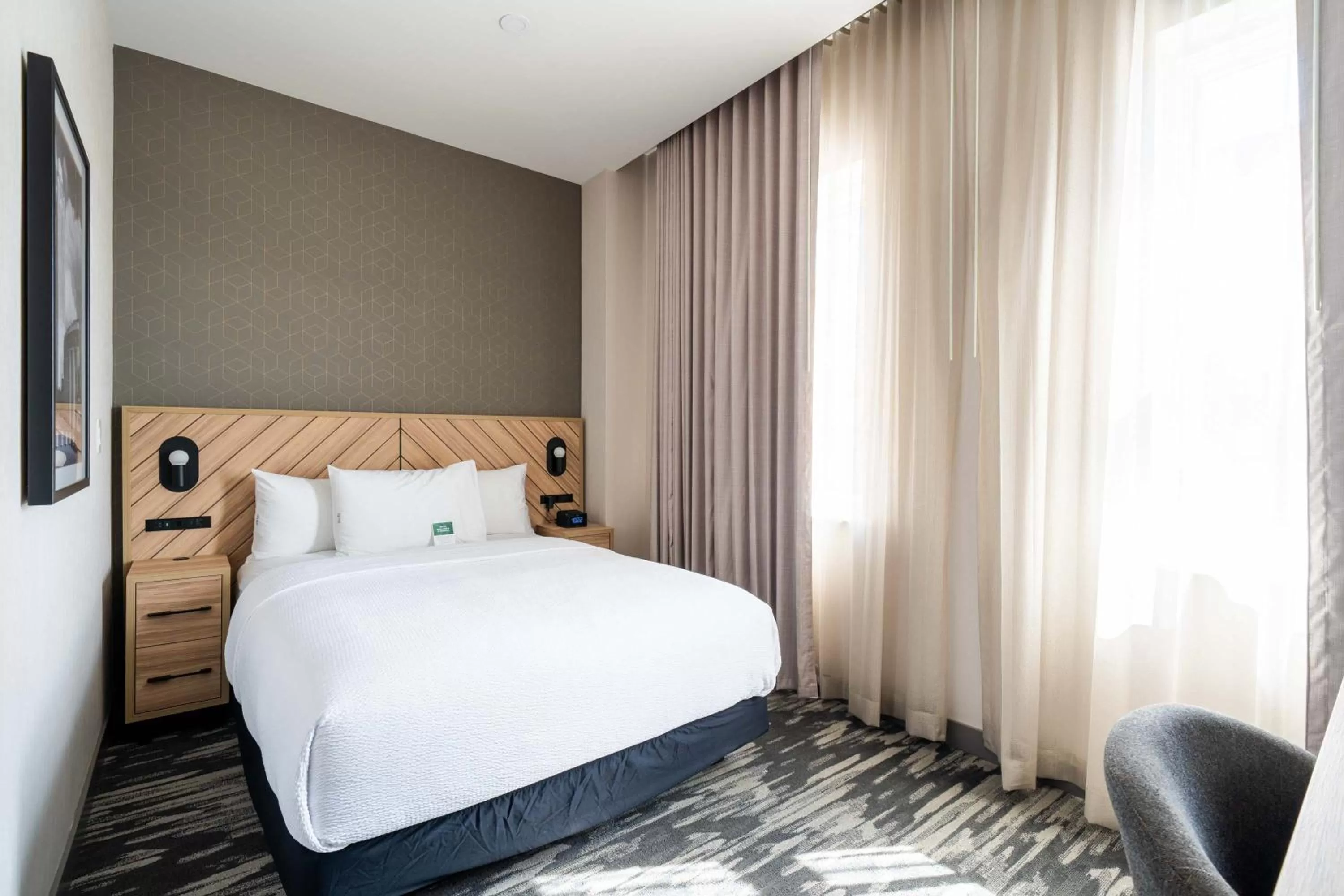 Photo of the whole room, Bed in Sandman Signature Fort Worth Downtown Hotel