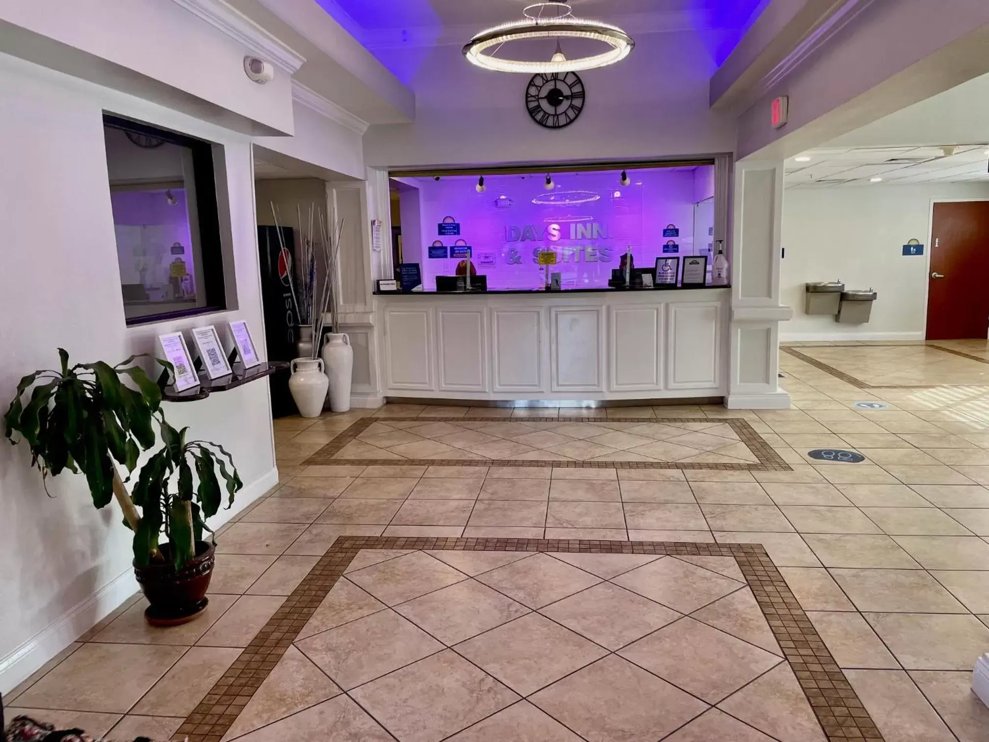 Property building, Lobby/Reception in Days Inn & Suites by Wyndham Lakeland
