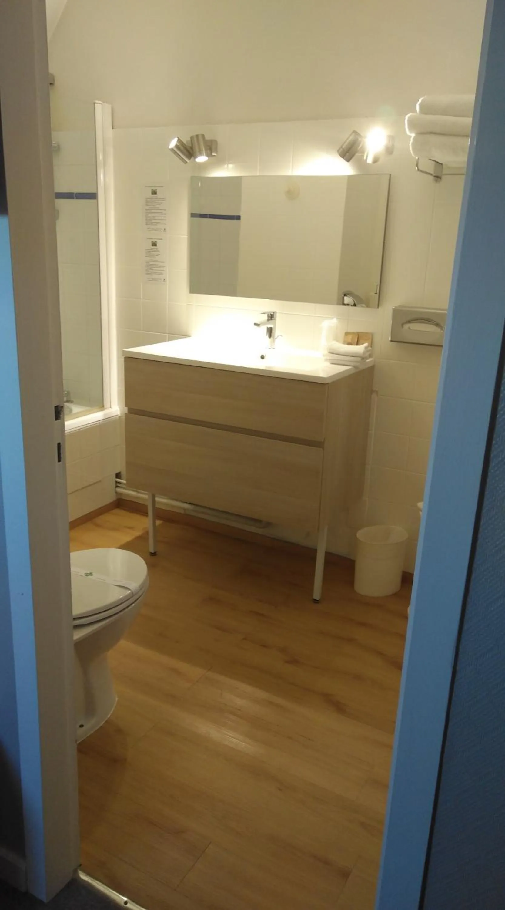 Bathroom in Hotel Henri IV