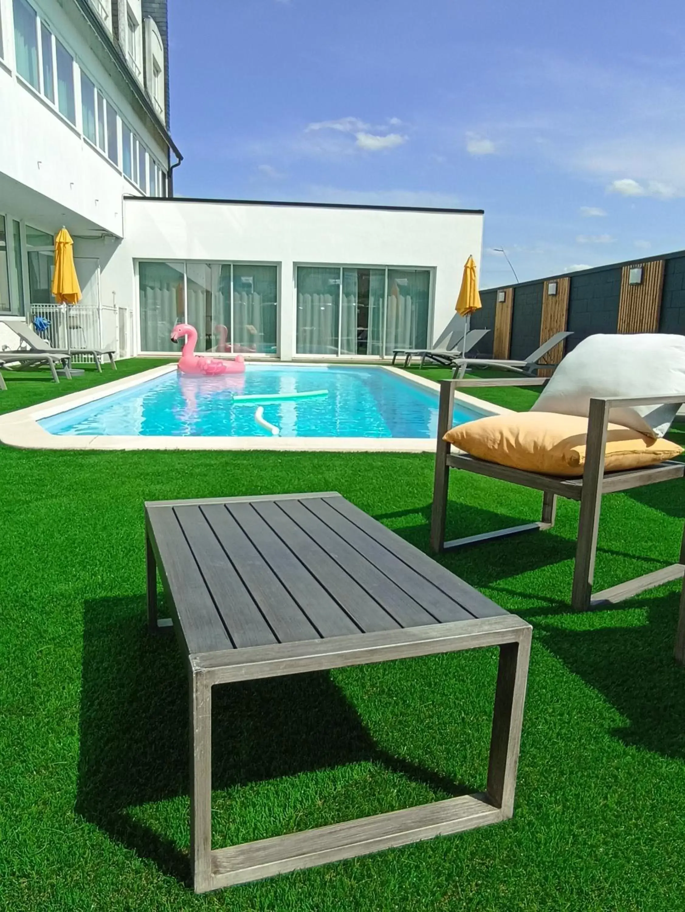 Swimming Pool in ibis Styles Poitiers Nord