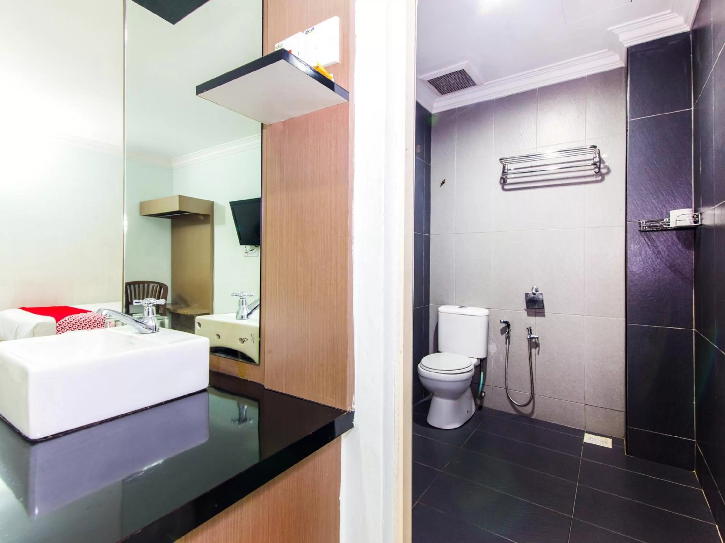 Bathroom in Crystal City Hotel