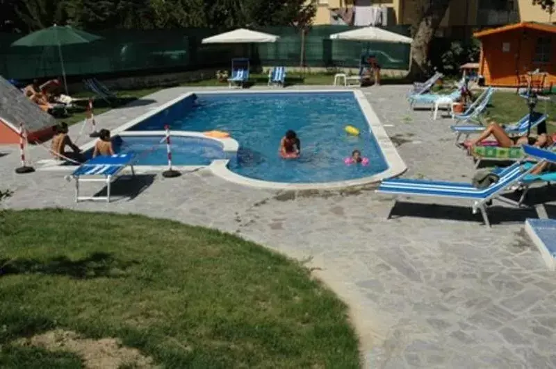 Swimming Pool in Albergo Montenerone