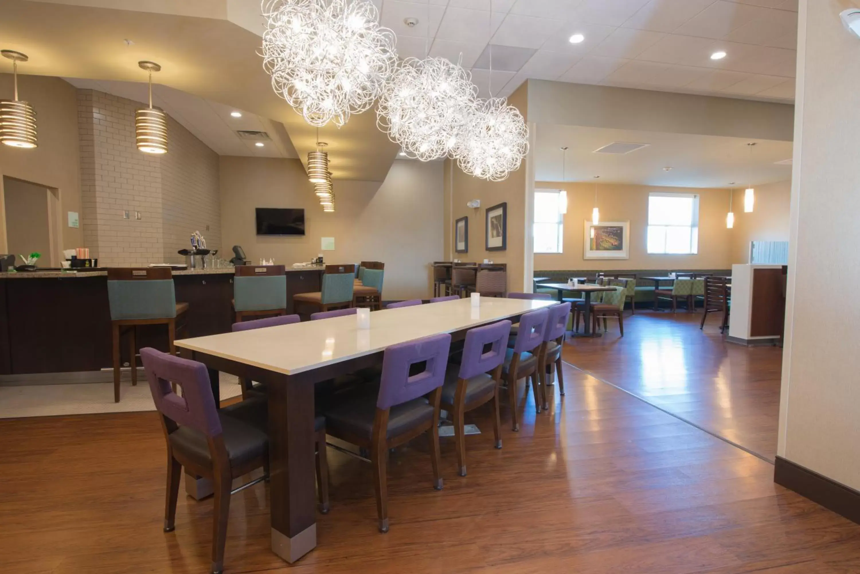 Lounge or bar, Restaurant/Places to Eat in Holiday Inn Bismarck, an IHG Hotel