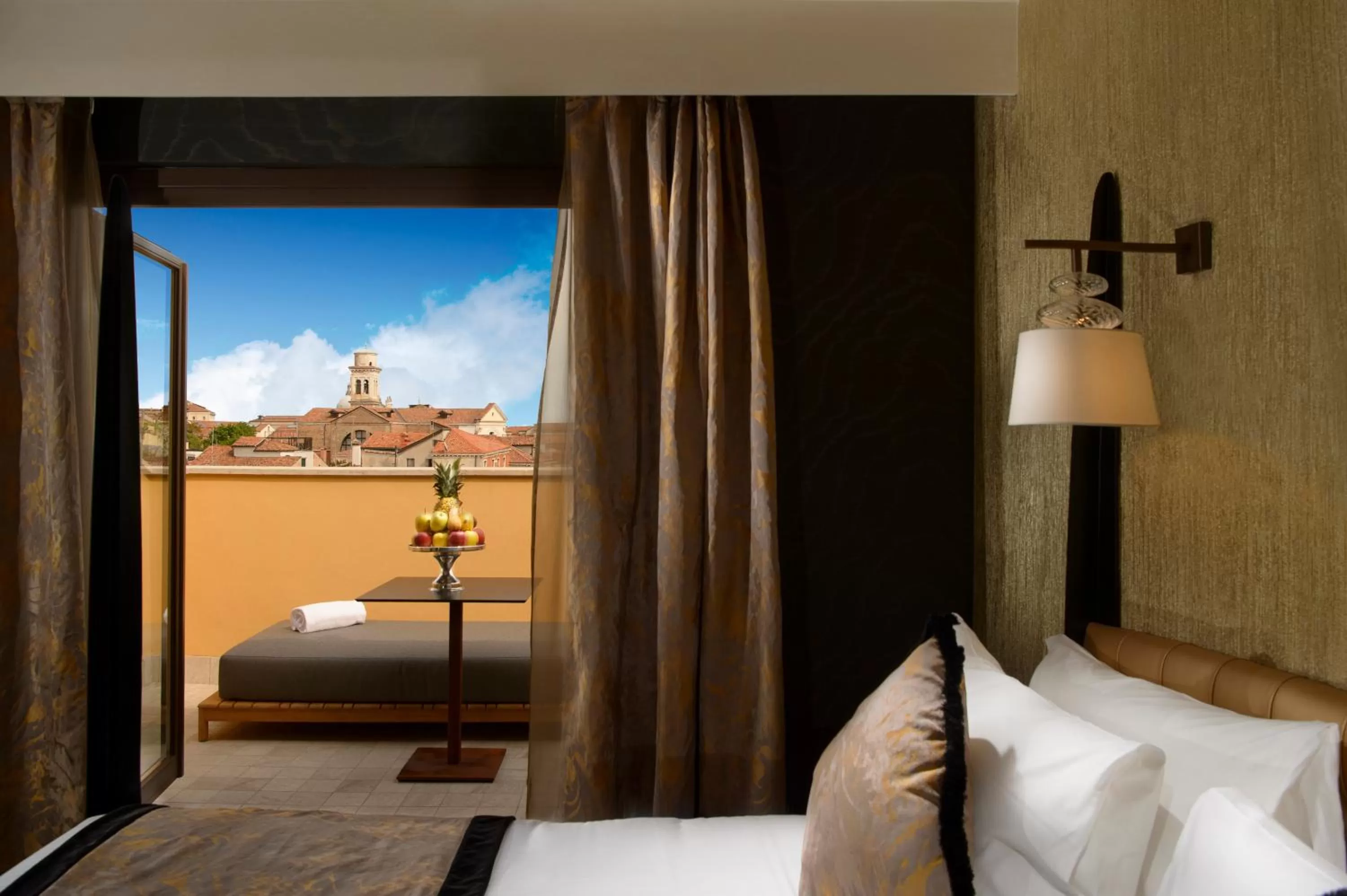 Balcony/Terrace, Bed in Palazzo Veneziano - Venice Collection