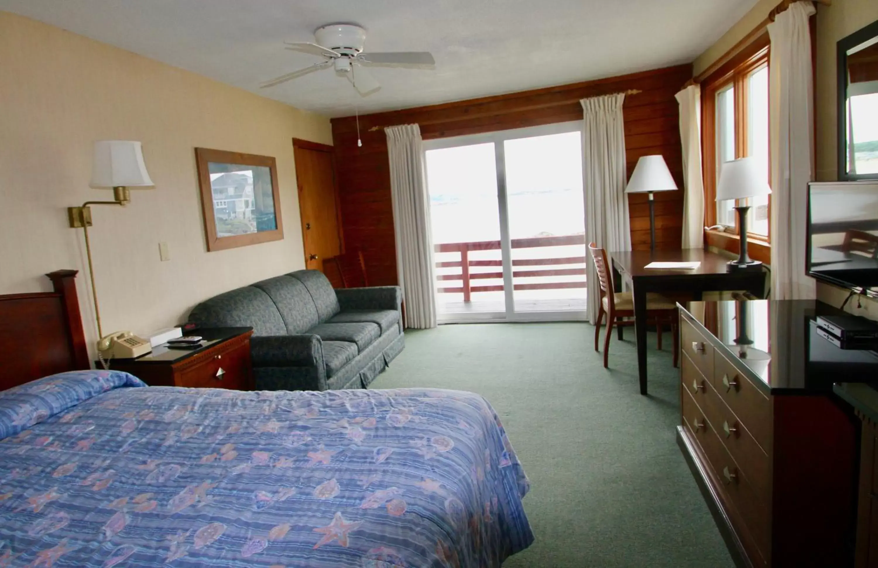 Bed in Cape Ann Motor Inn