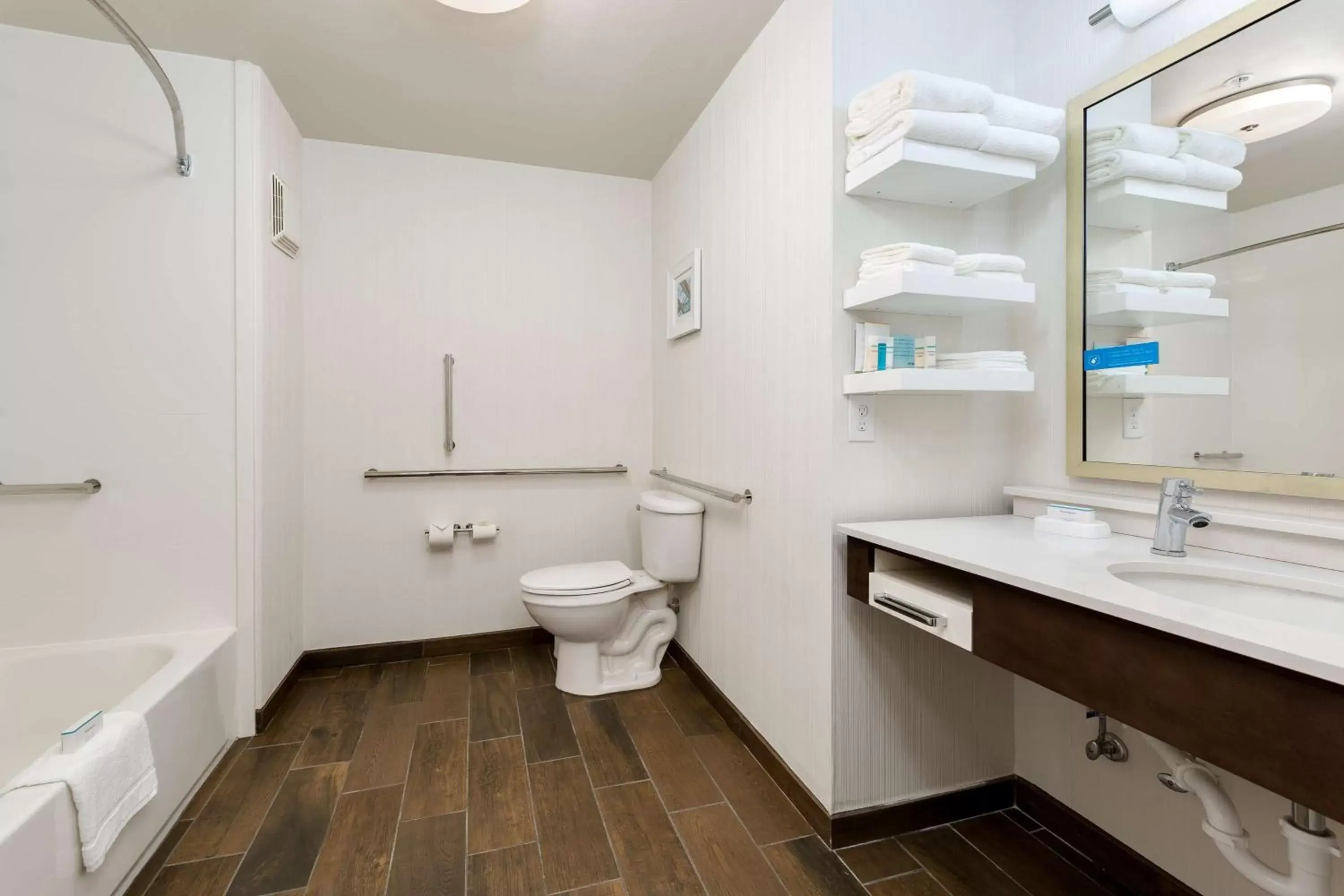 Bathroom in Hampton Inn Niceville-Elgin Air Force Base Bathroom in Hampton Inn Niceville-Elgin Air Force Base