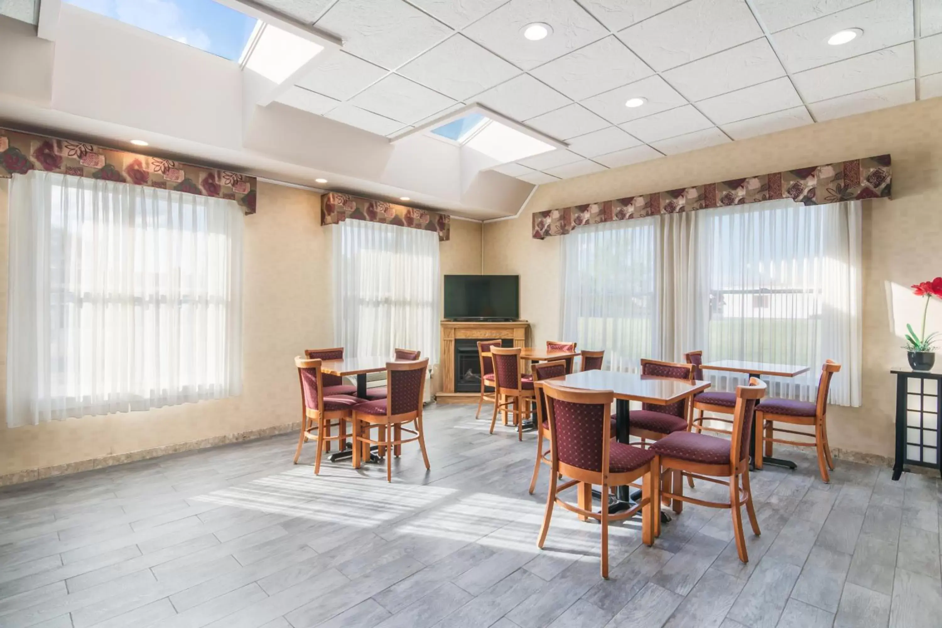 Dining area, Restaurant/Places to Eat in Rodeway Inn & Suites Weedsport NY