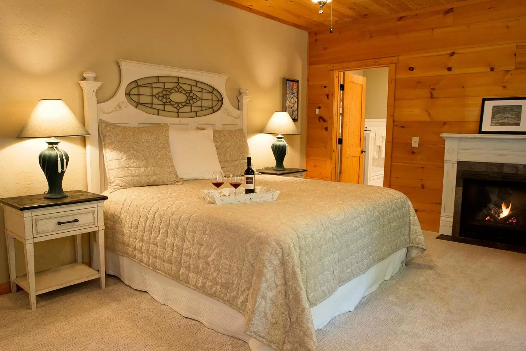 Bedroom, Bed in Lazy Bear Lodge