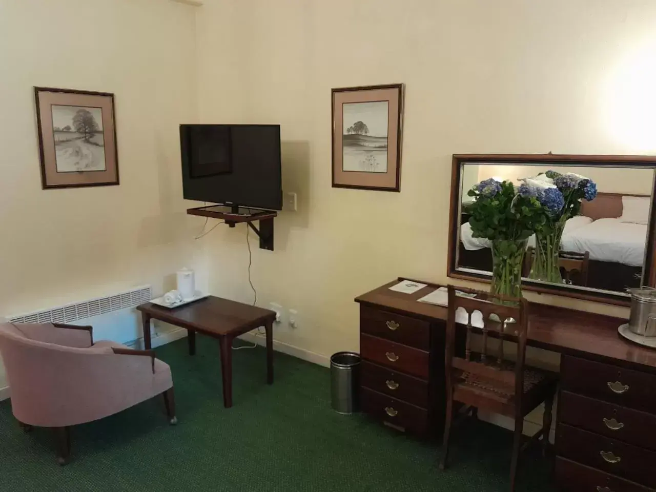 Bedroom, TV/Entertainment Center in Magoebaskloof Hotel