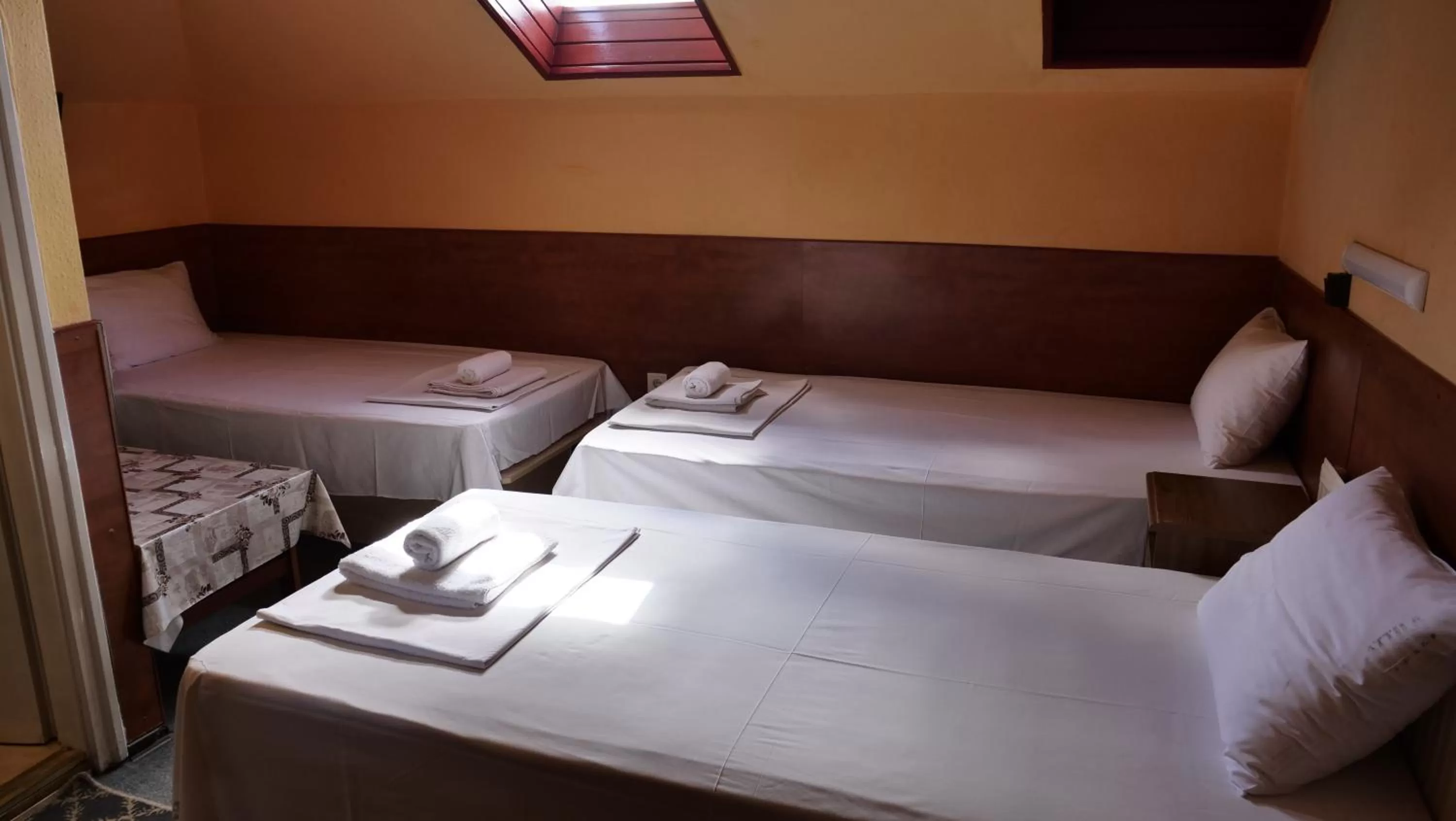 Property building, Bed in Attila Hotel Budapest