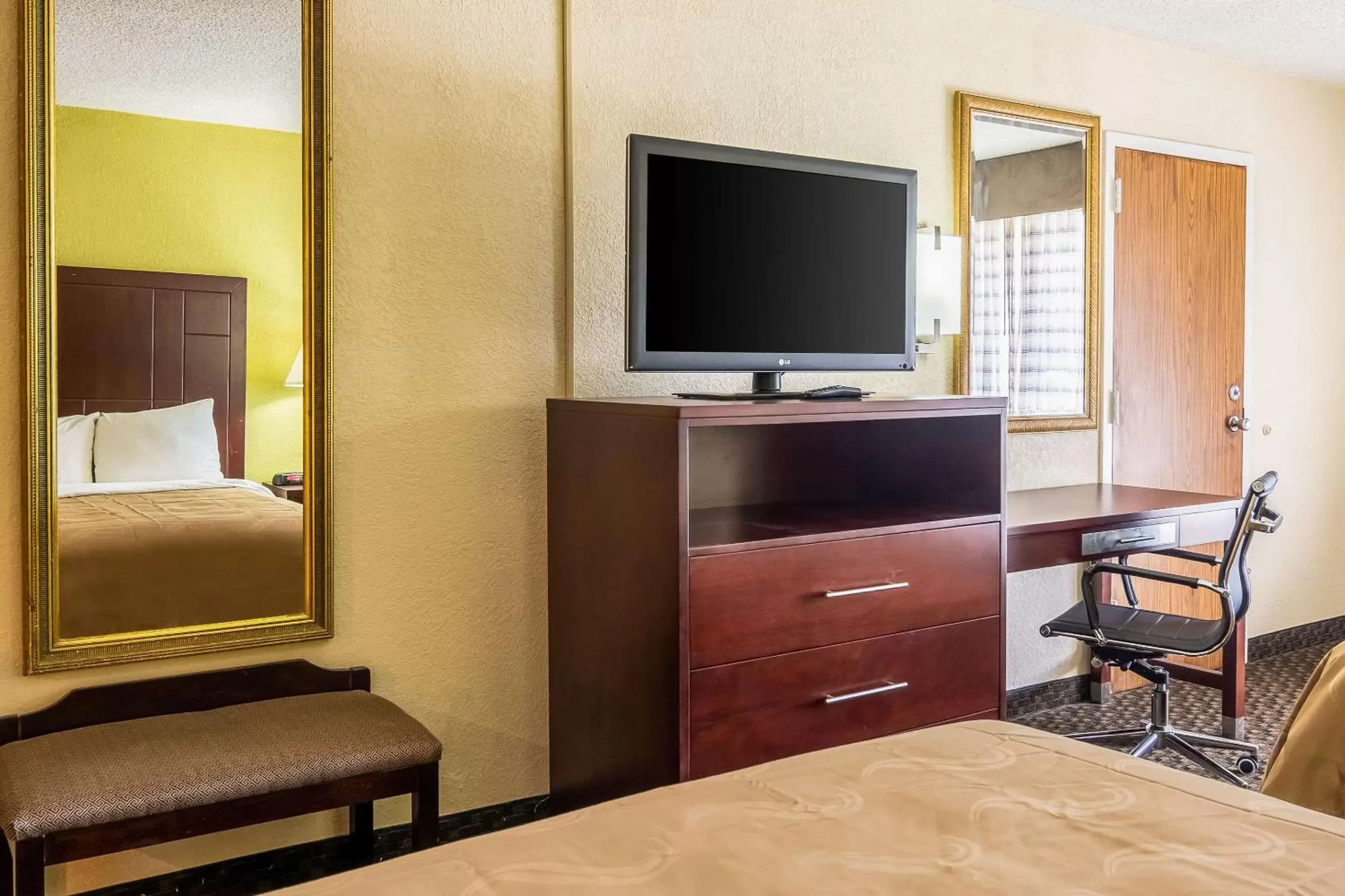 Photo of the whole room, TV/Entertainment Center in Quality Inn Central