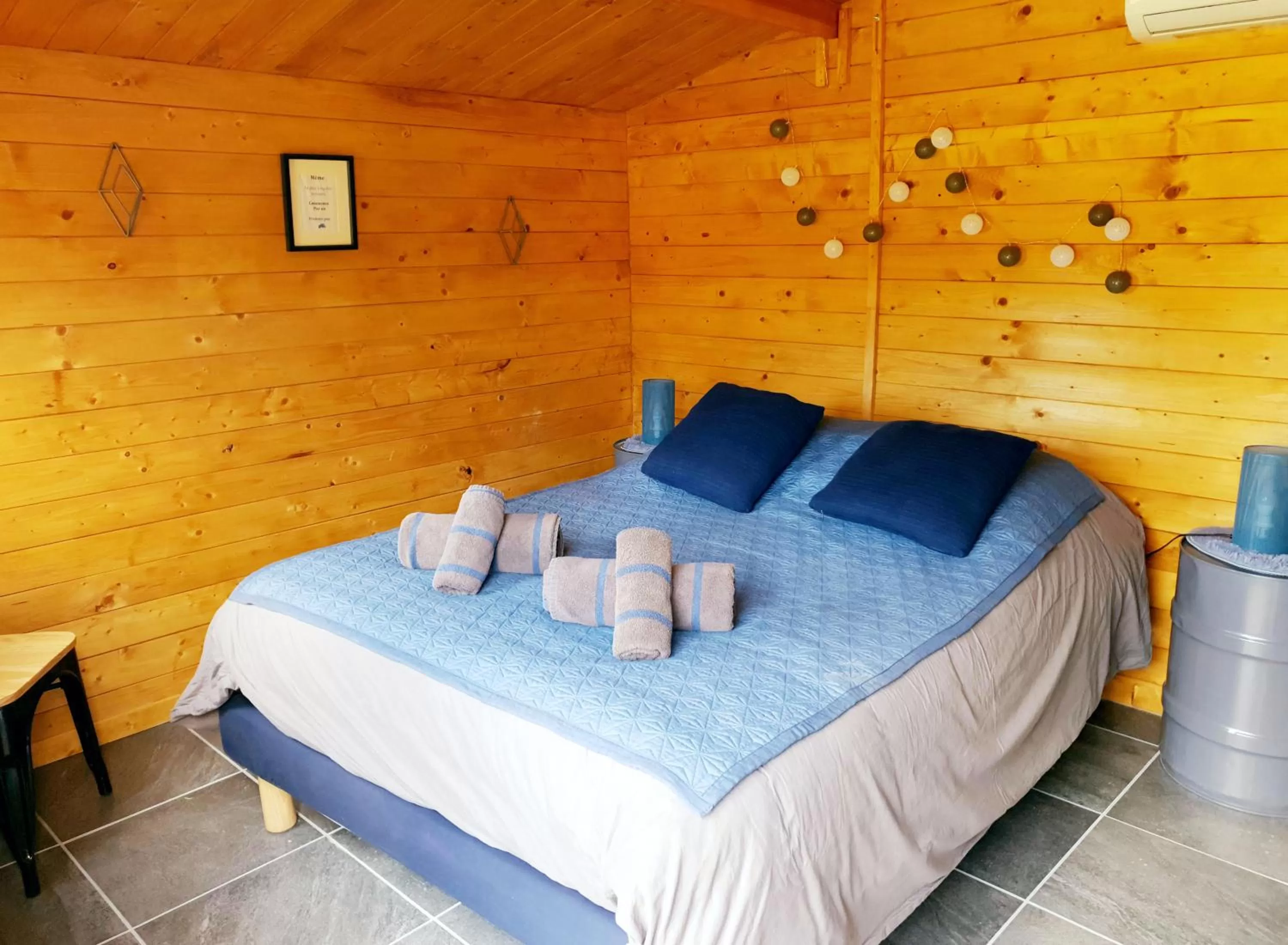 Bed in Bastide Bellugue Maison d'hôtes réseau Bienvenue à La Ferme à 3 minutes de Lourmarin