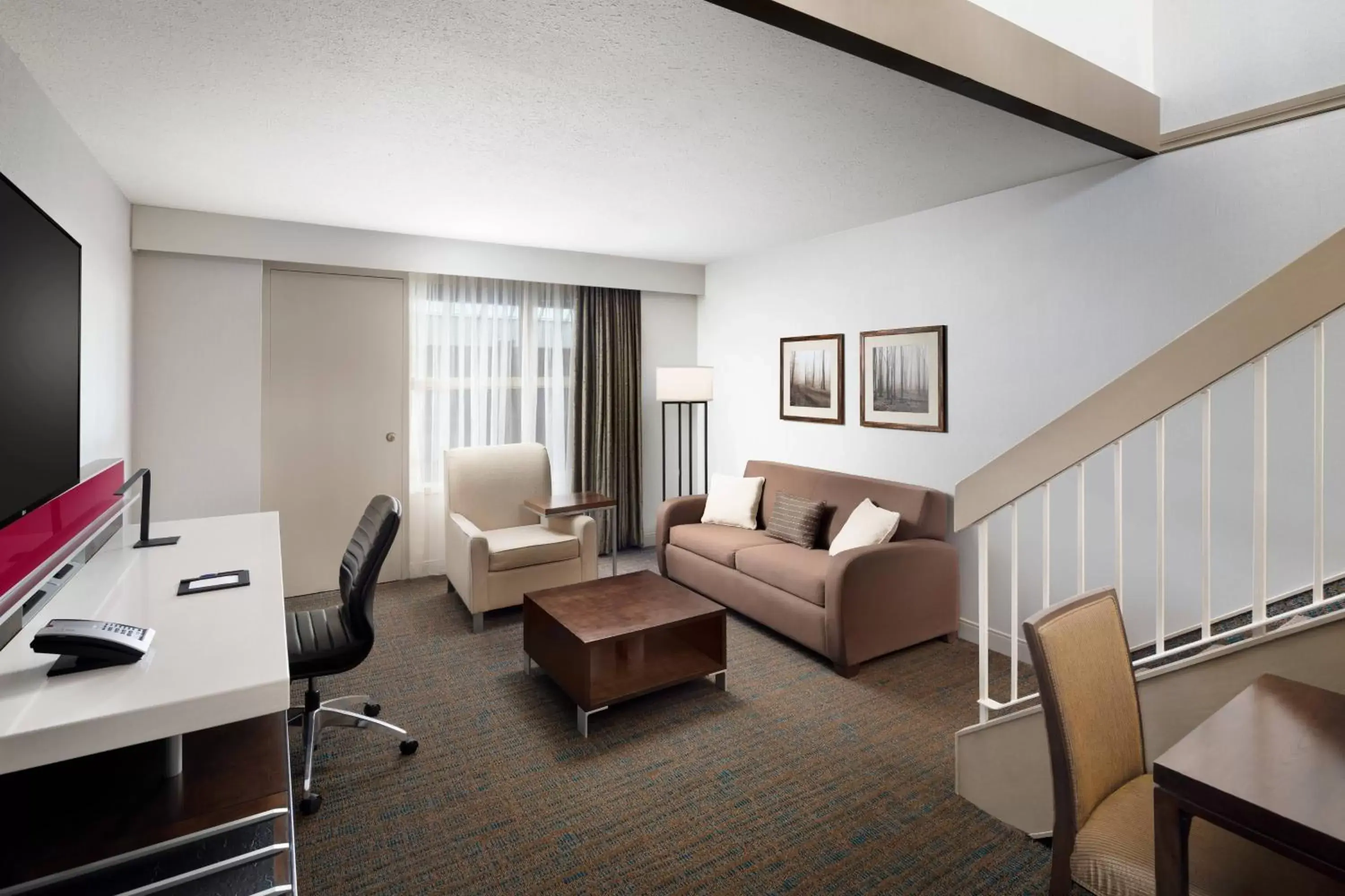 Living room, Seating Area in Delta Hotels by Marriott Calgary South