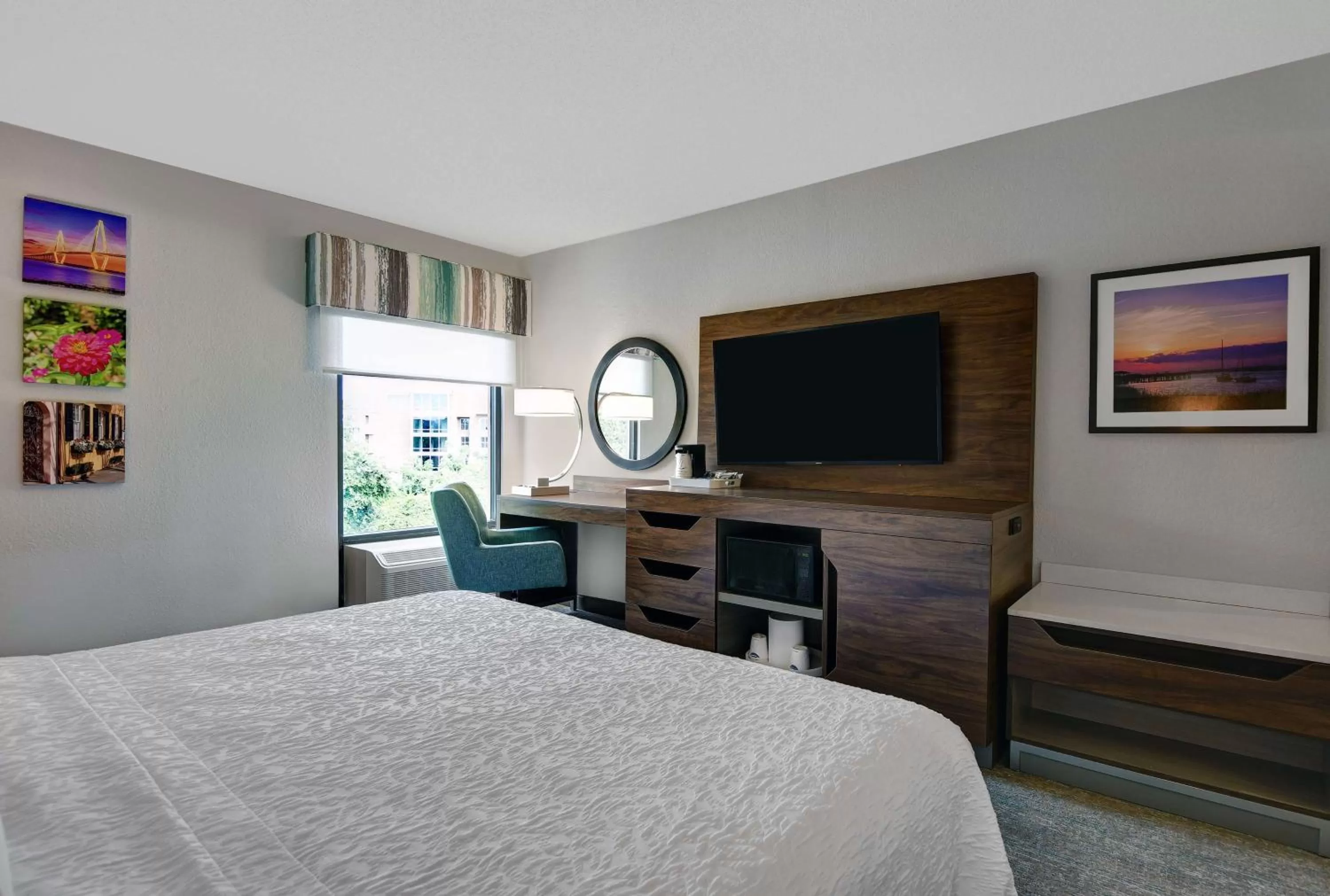 Bedroom, Bed in Hampton Inn Patriots Point