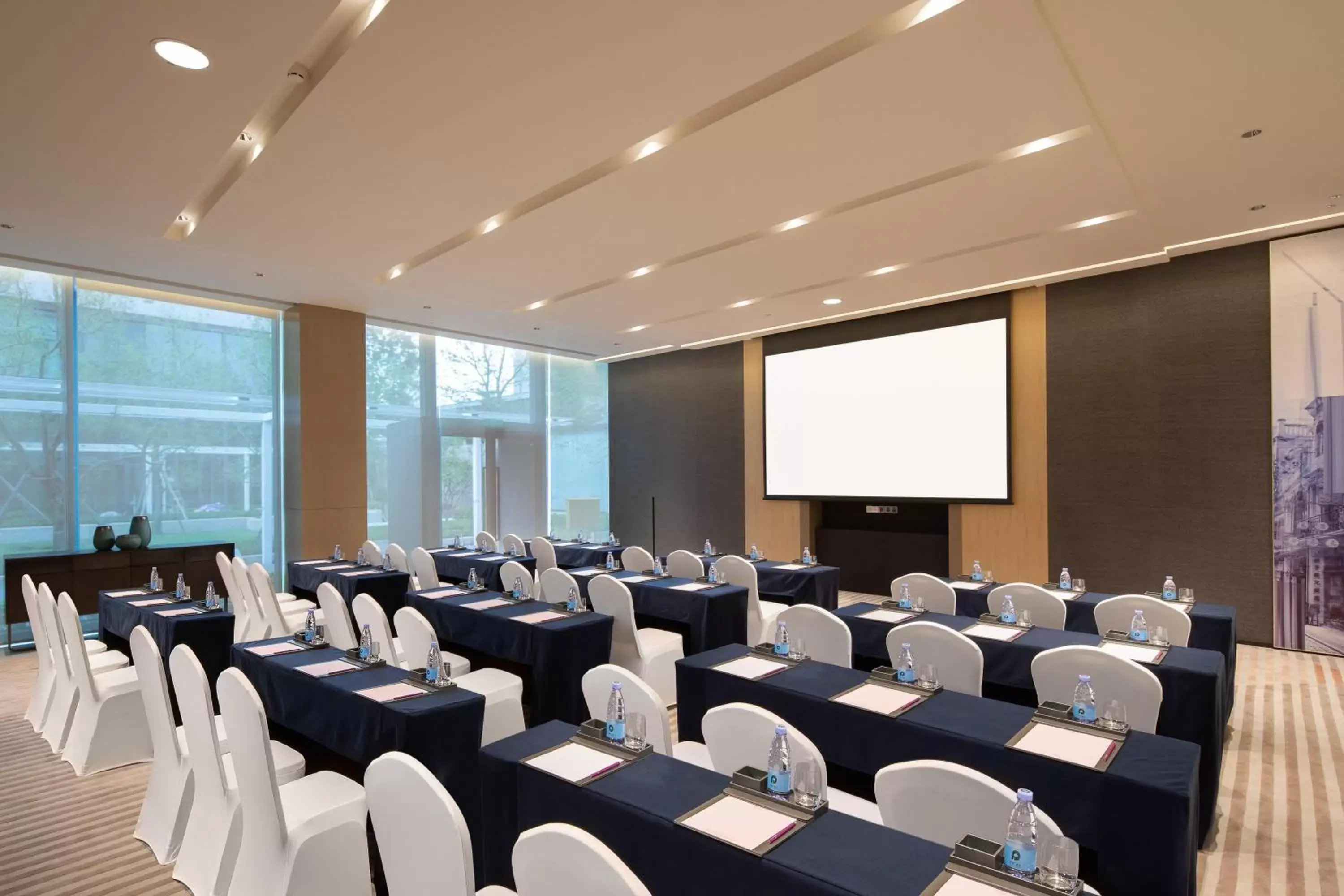 Meeting/conference room in Crowne Plaza Foshan Nanhai, an IHG Hotel