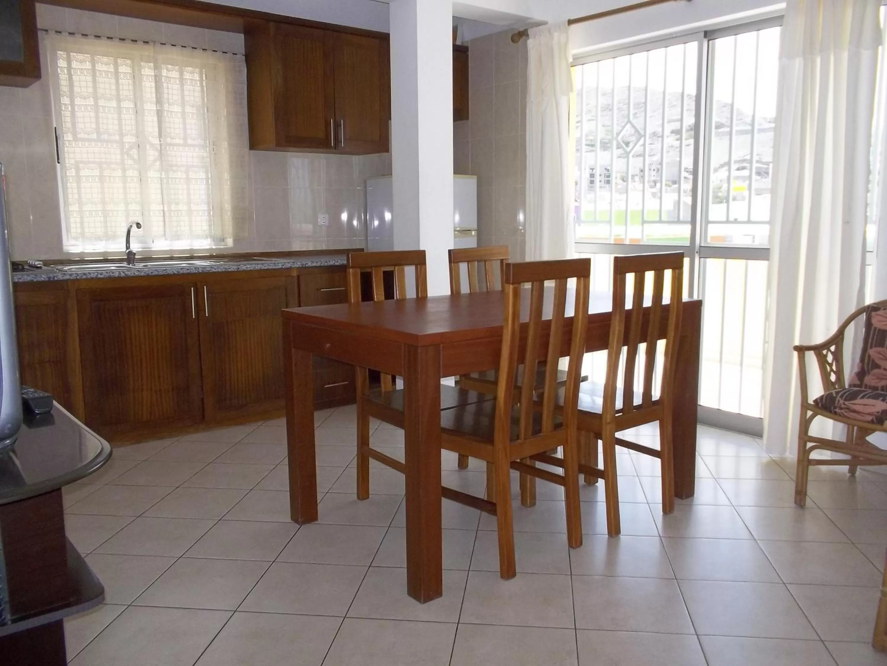 Kitchen or kitchenette, Dining Area in Basic Hotel