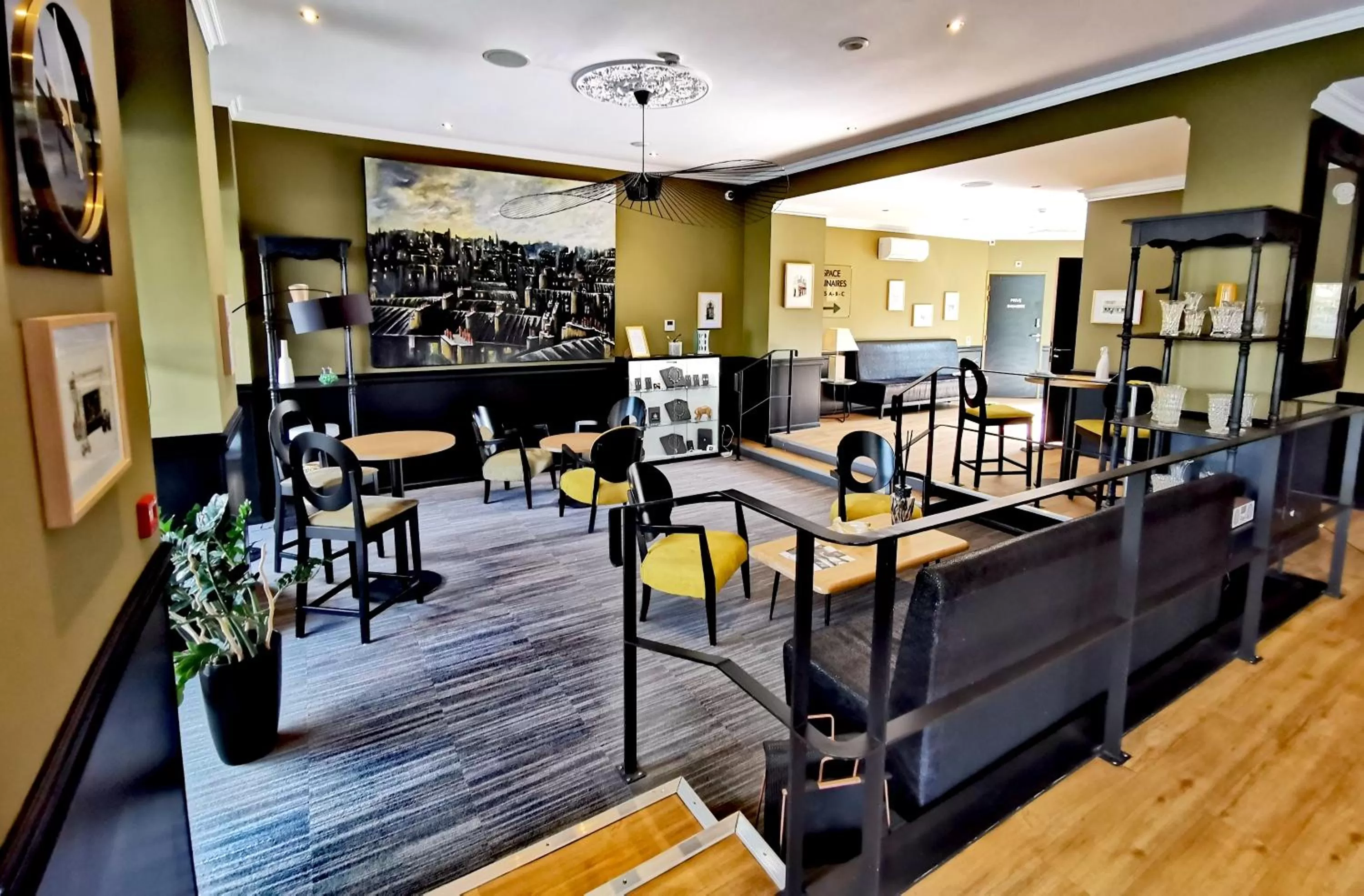 Communal lounge/ TV room in Grand Hôtel Brive