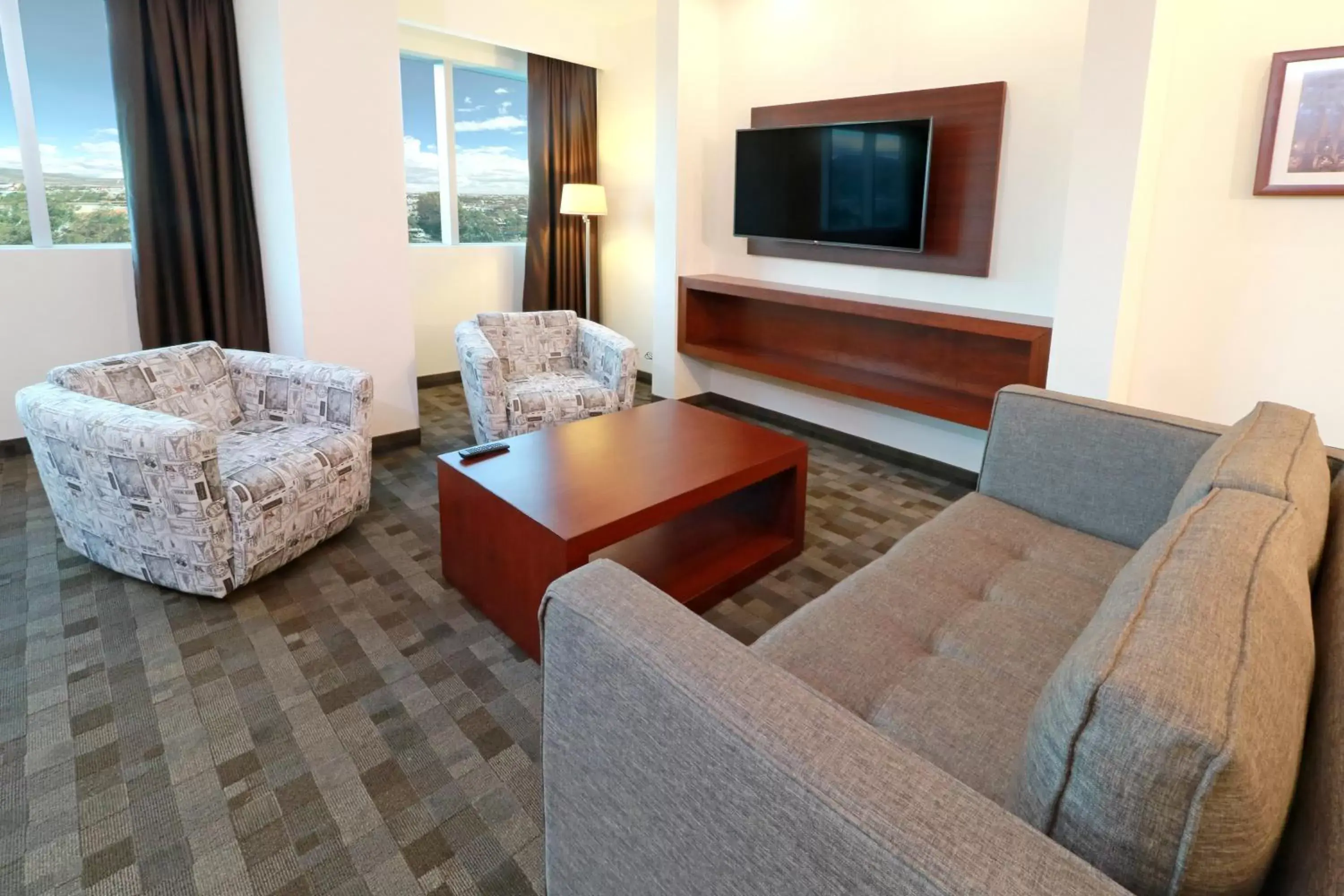 Photo of the whole room, Seating Area in Holiday Inn & Suites Plaza Mayor, an IHG Hotel