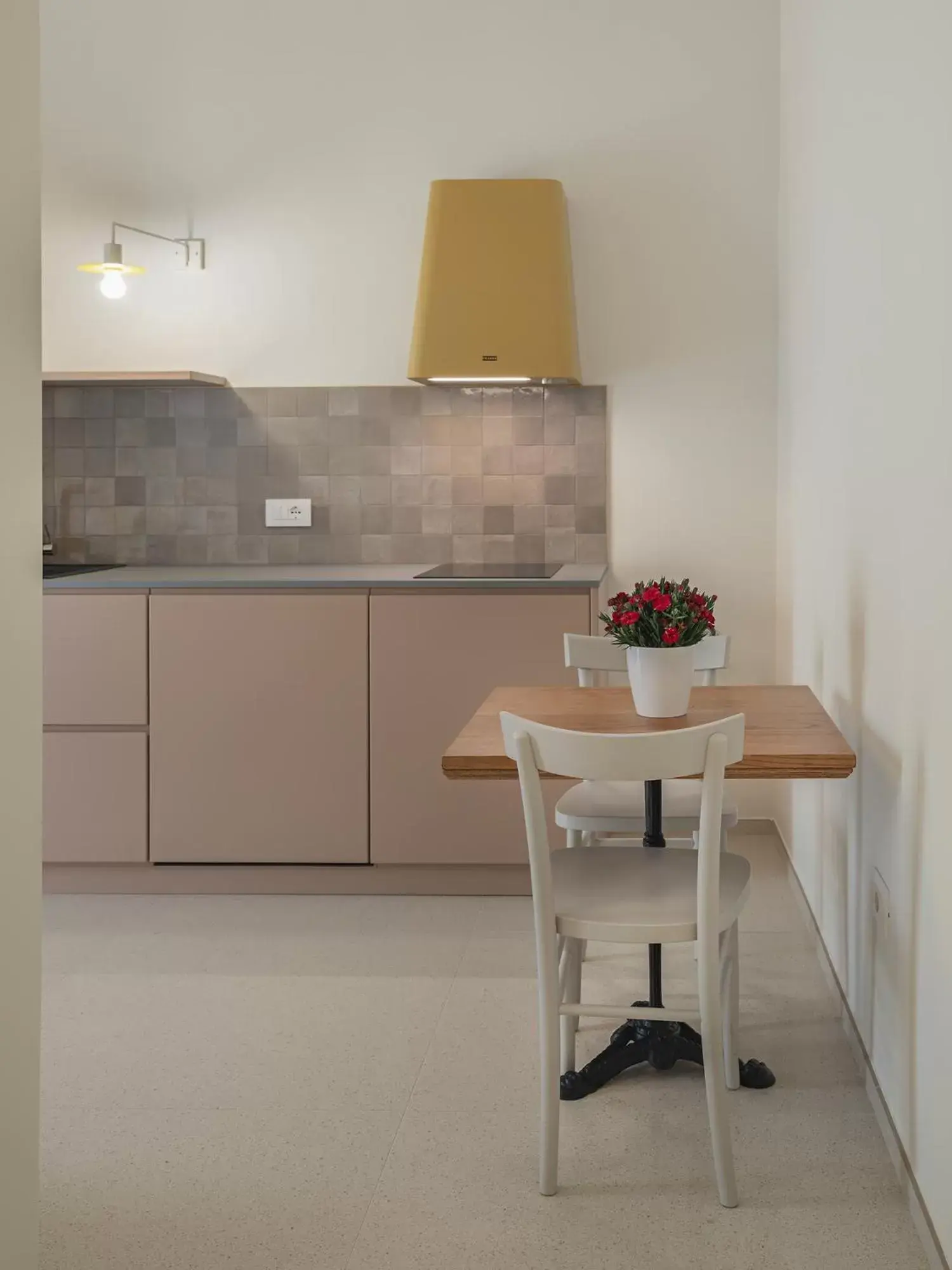 Dining area, Kitchen/Kitchenette in Living u HomeSuites