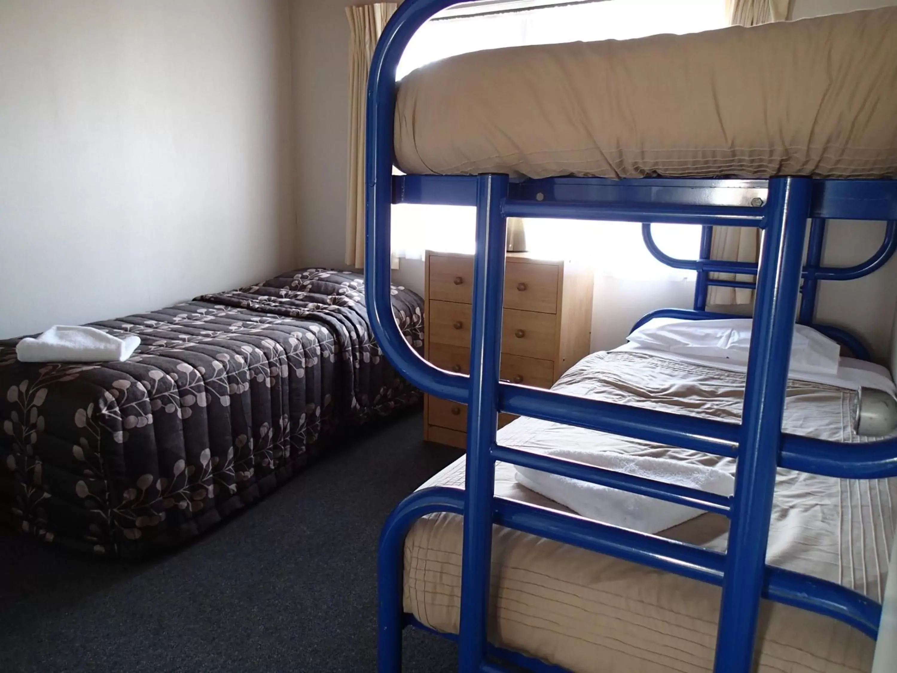 Bed, Bunk Bed in Mountain View Motel