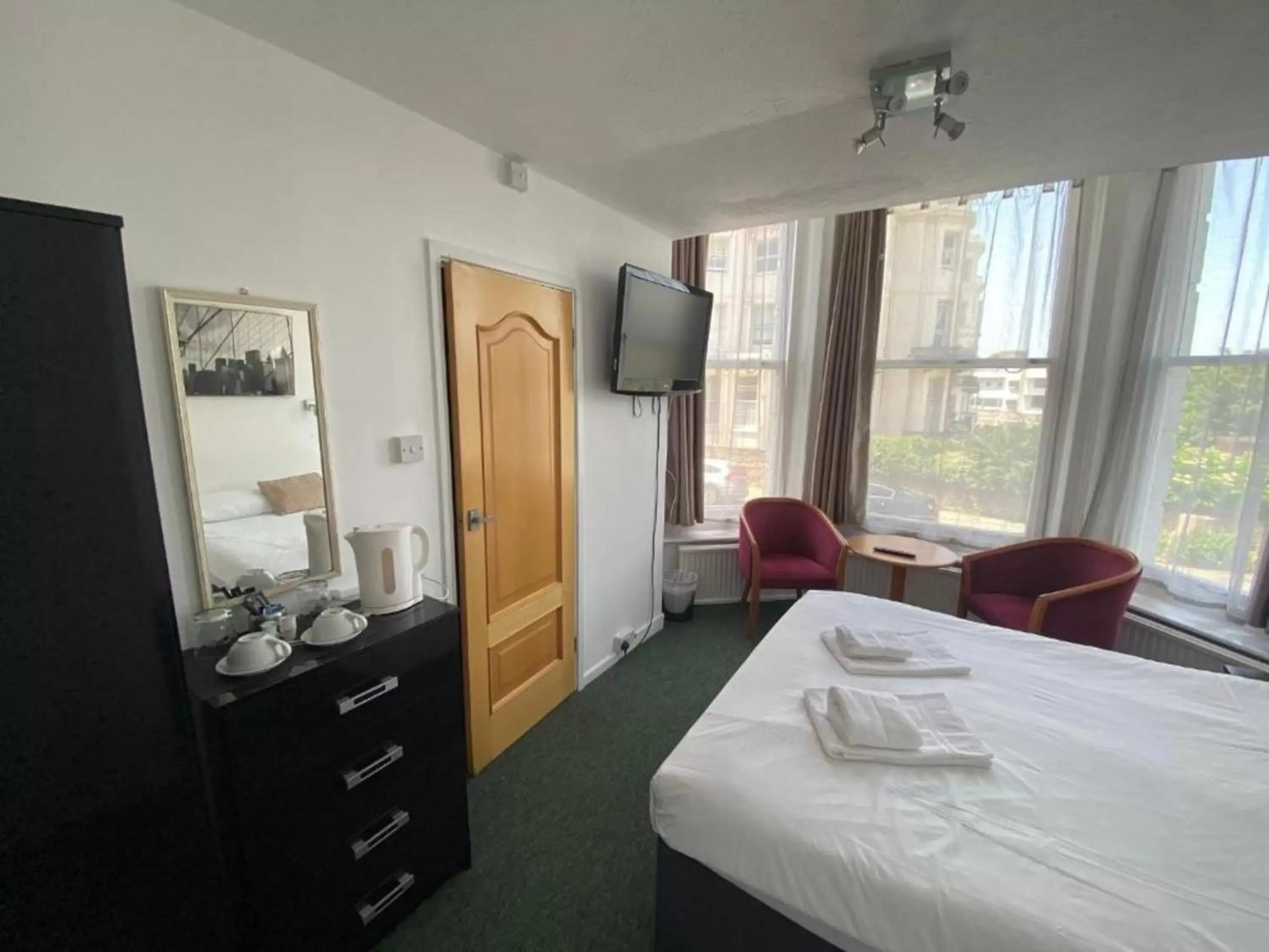 Bedroom in OYO Carlton Court Hotel