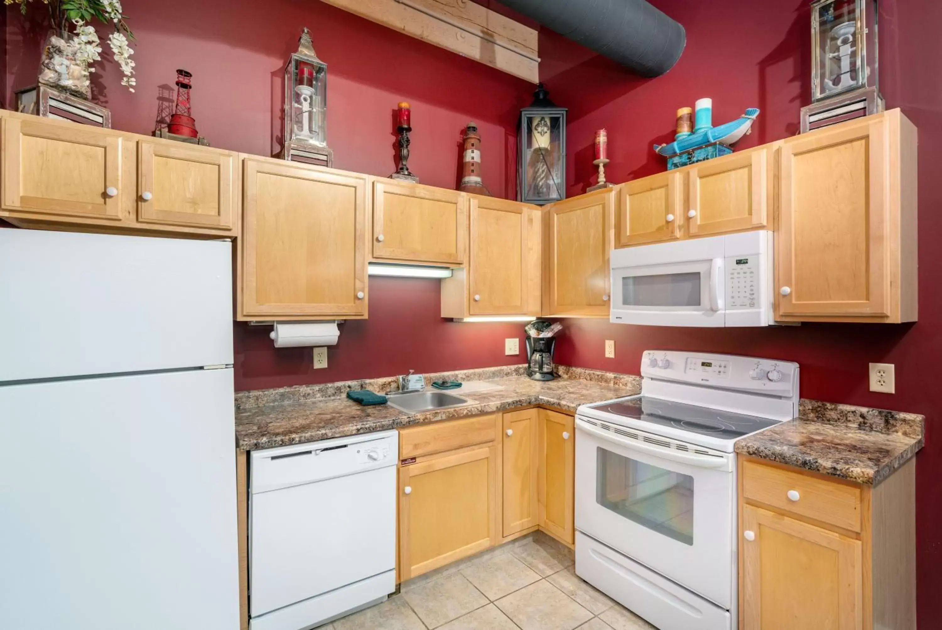 Kitchen or kitchenette, Kitchen/Kitchenette in The Suites Hotel at Waterfront Plaza