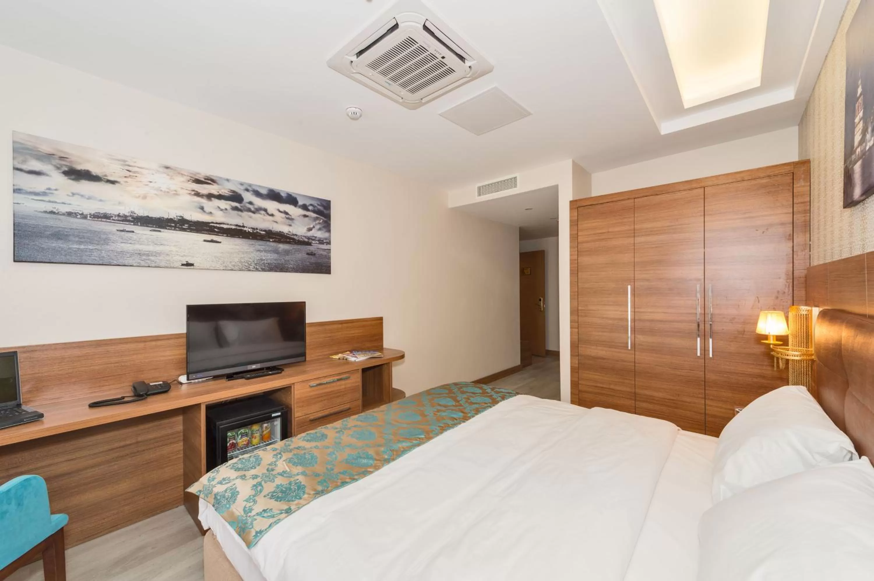 Seating area, Bed in Grand Palace Hotel