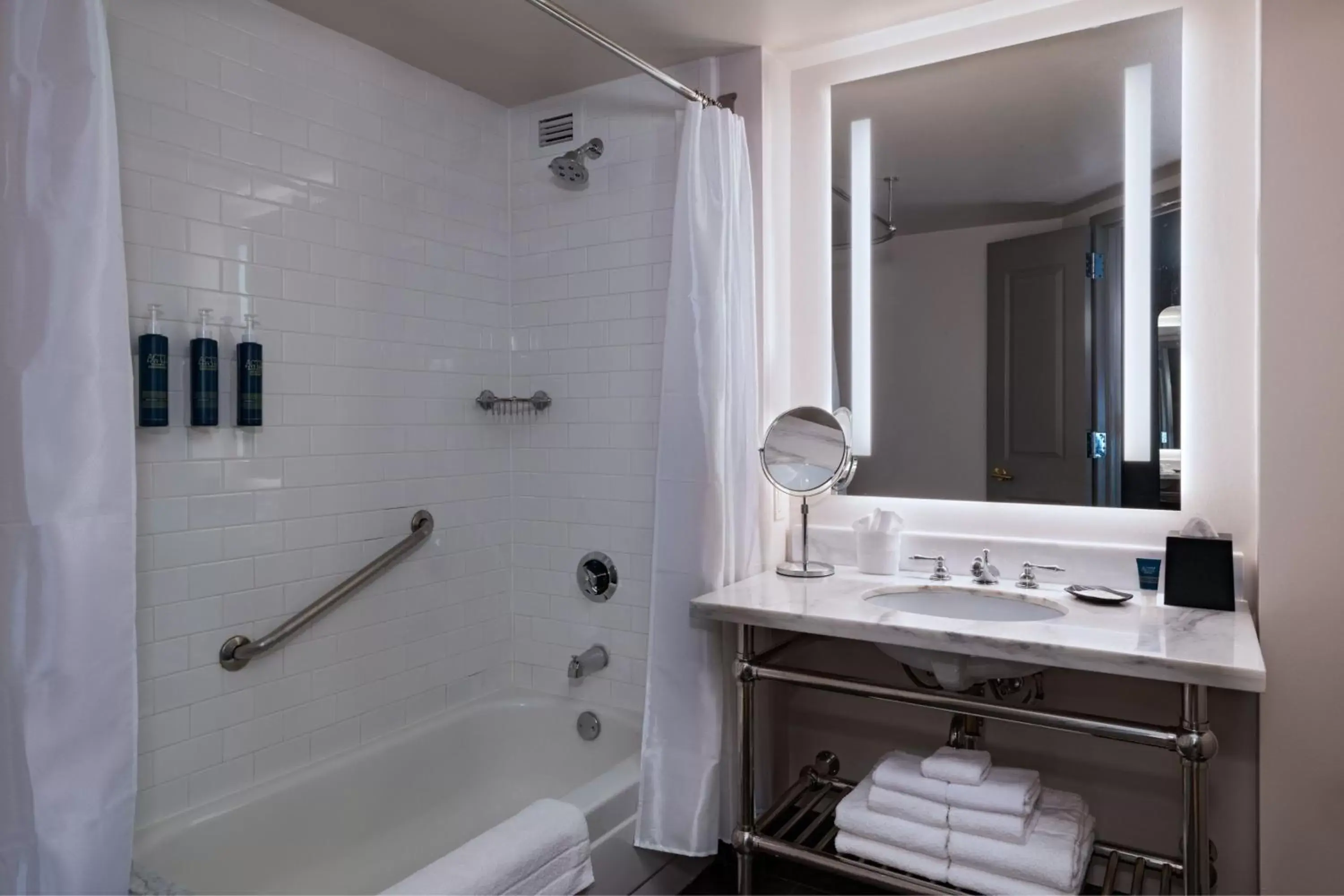 Photo of the whole room, Bathroom in Four Points by Sheraton Houston West
