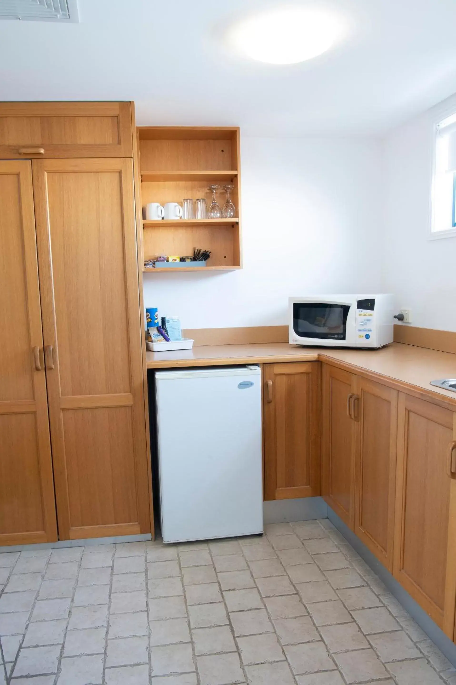 Coffee/tea facilities, Kitchen/Kitchenette in Rockpool Motor Inn