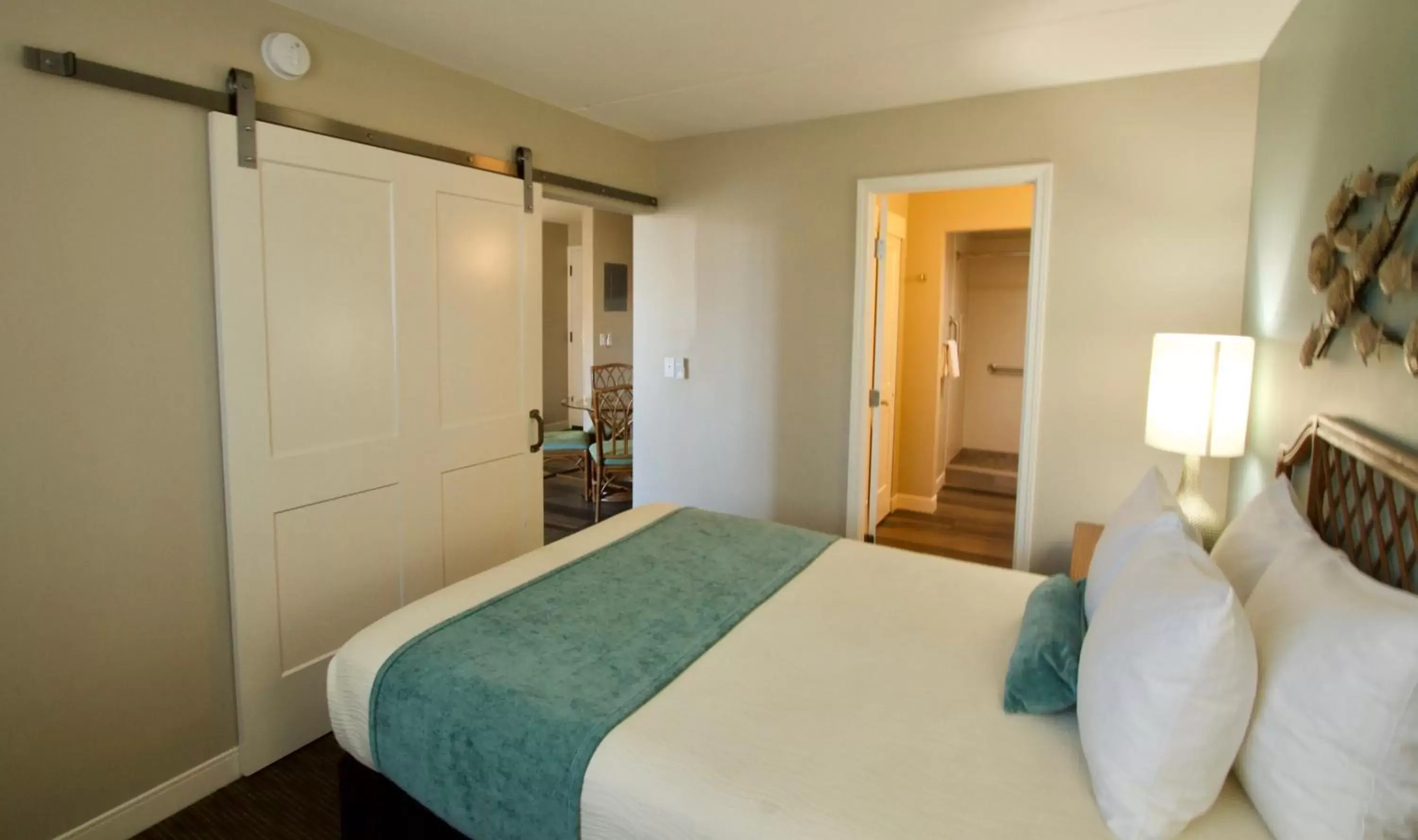 Bedroom, Bed in Royal Kuhio Resort