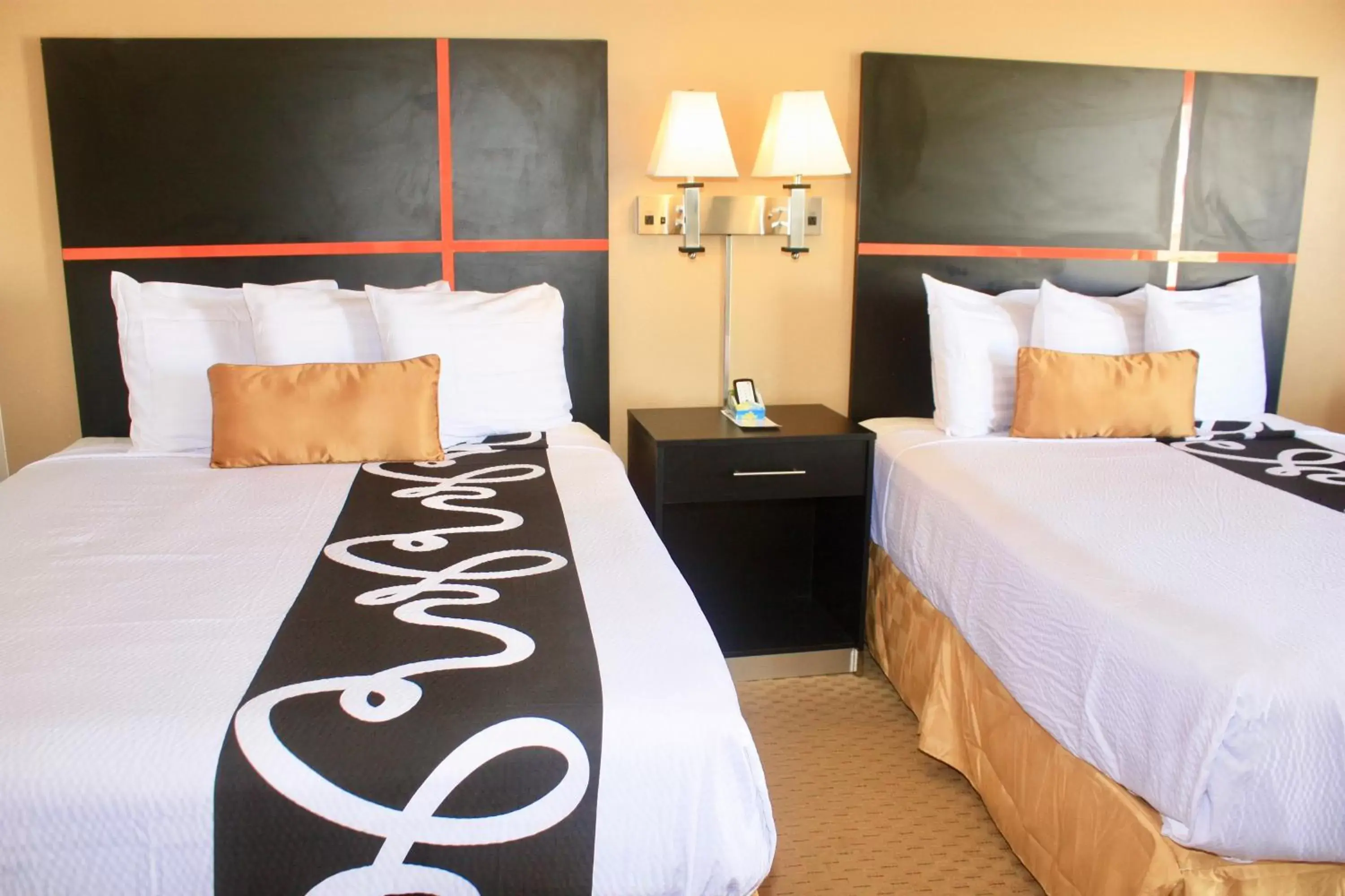Deluxe Queen Room with Two Queen Beds in Chaparral Motor Inn