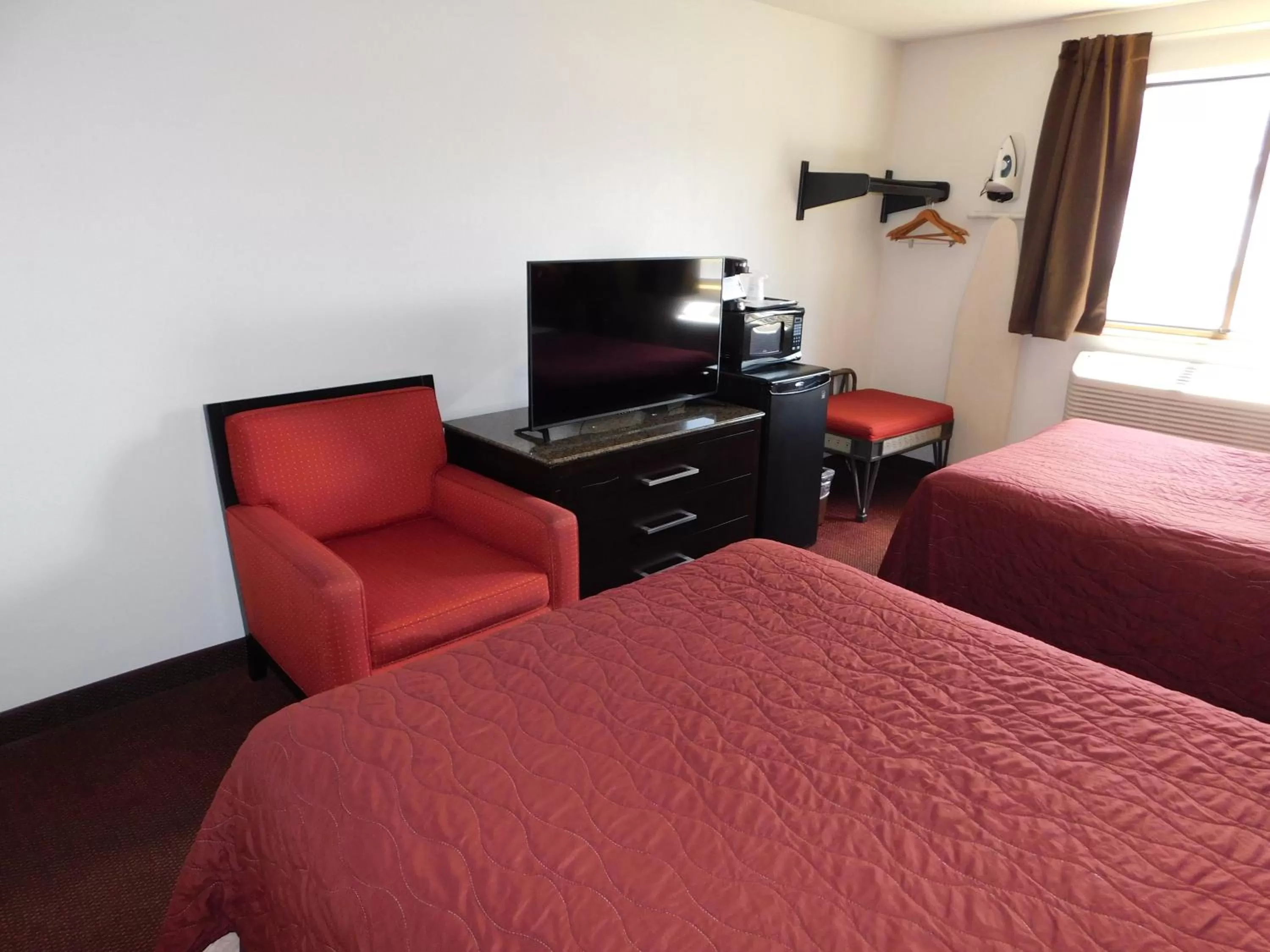 Communal lounge/ TV room, Bed in The Covered Bridge Inn