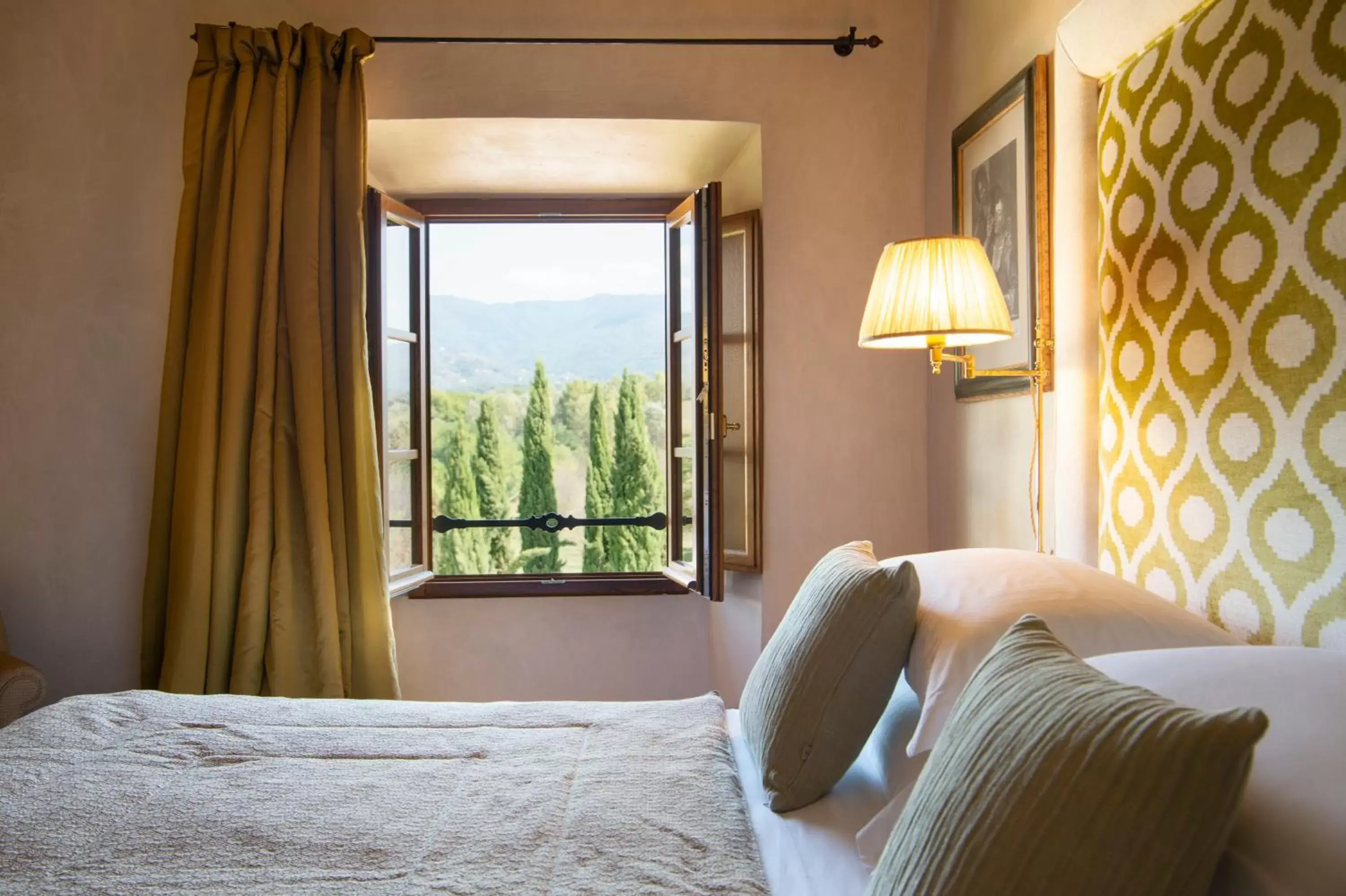 Mountain view, Bed in VIESCA Suites & Villas Il Borro Toscana