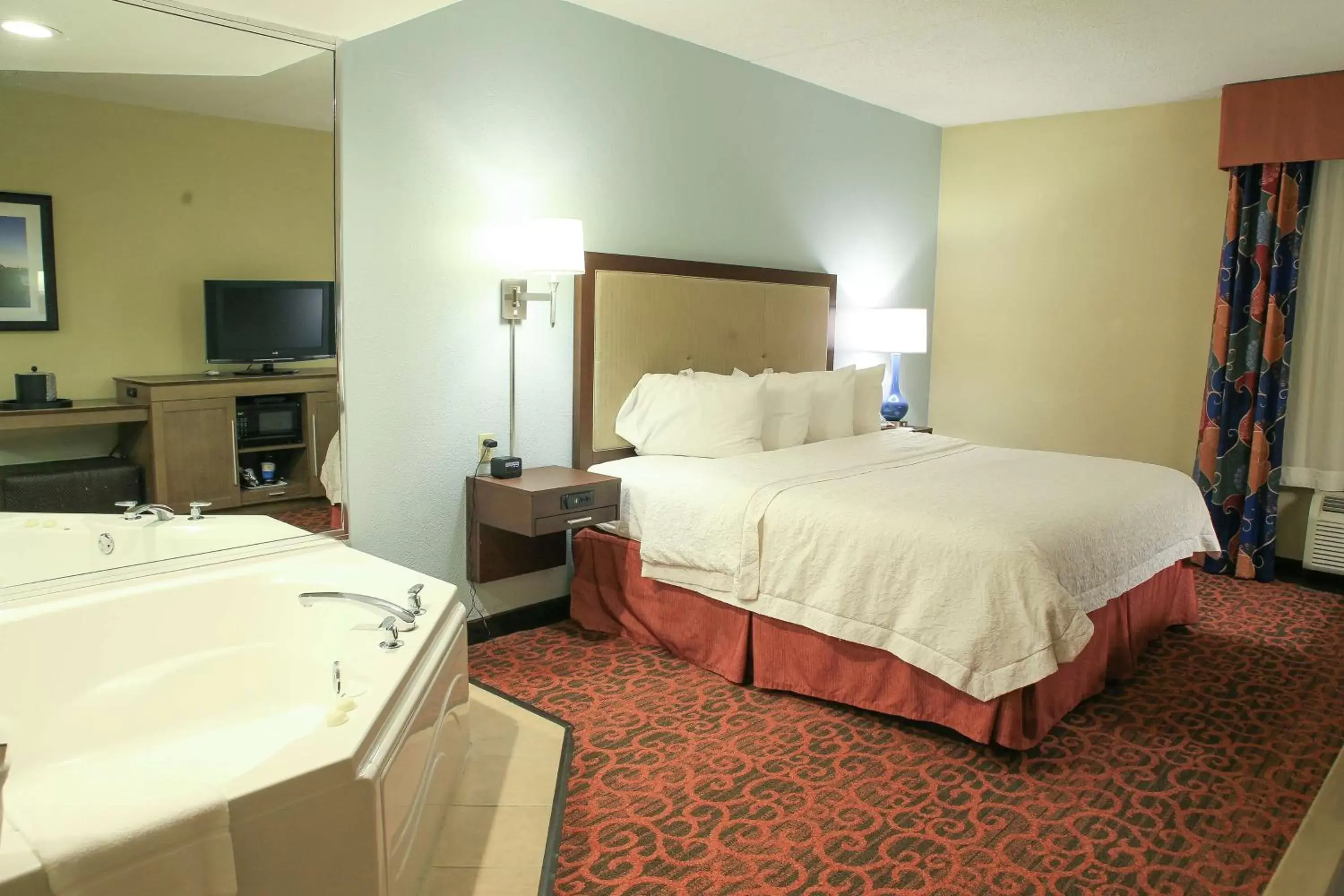 Bedroom, Bed in Hampton Inn Bordentown