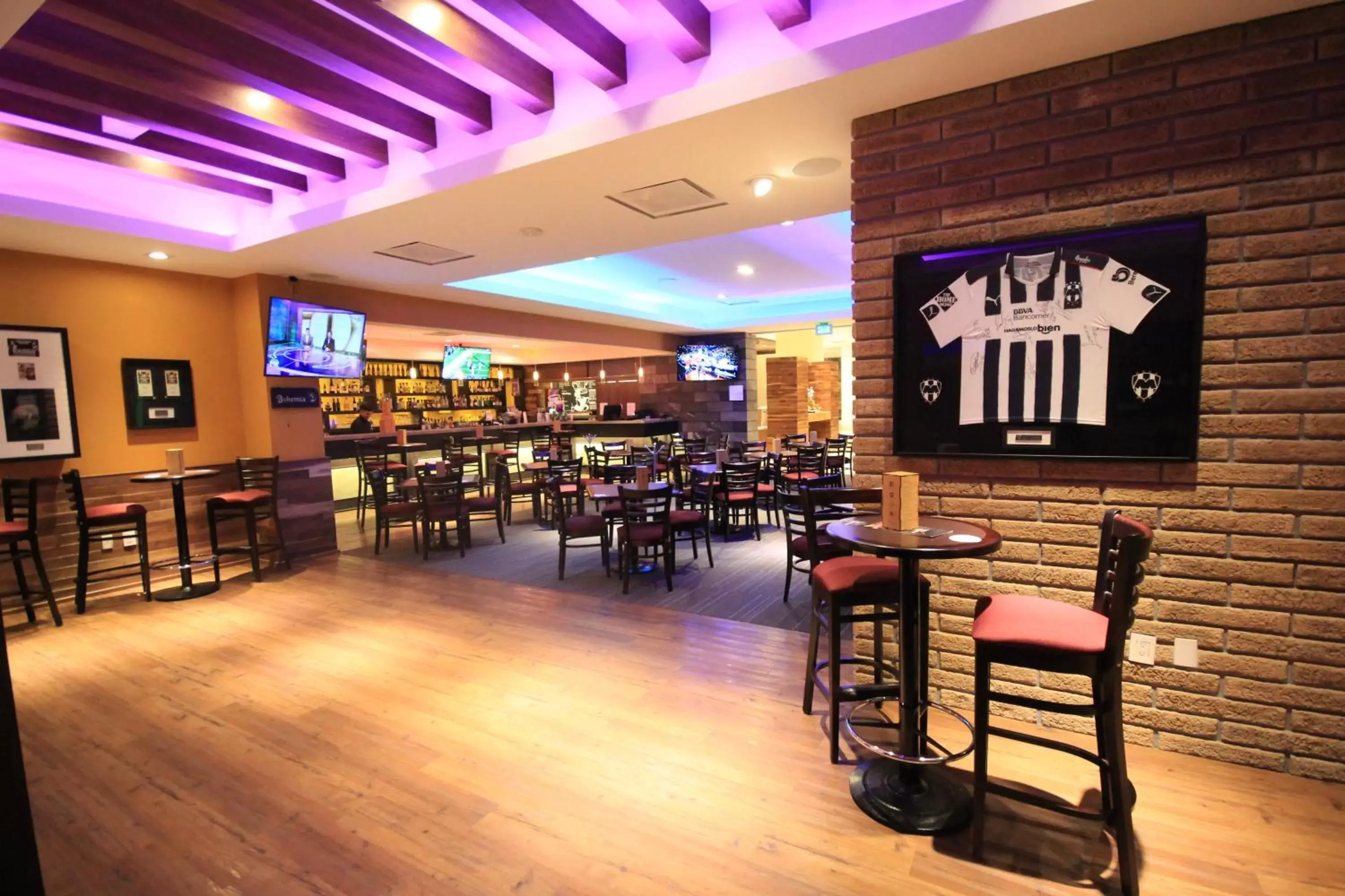 Lounge or bar, Restaurant/Places to Eat in Holiday Inn & Suites Plaza Mayor, an IHG Hotel