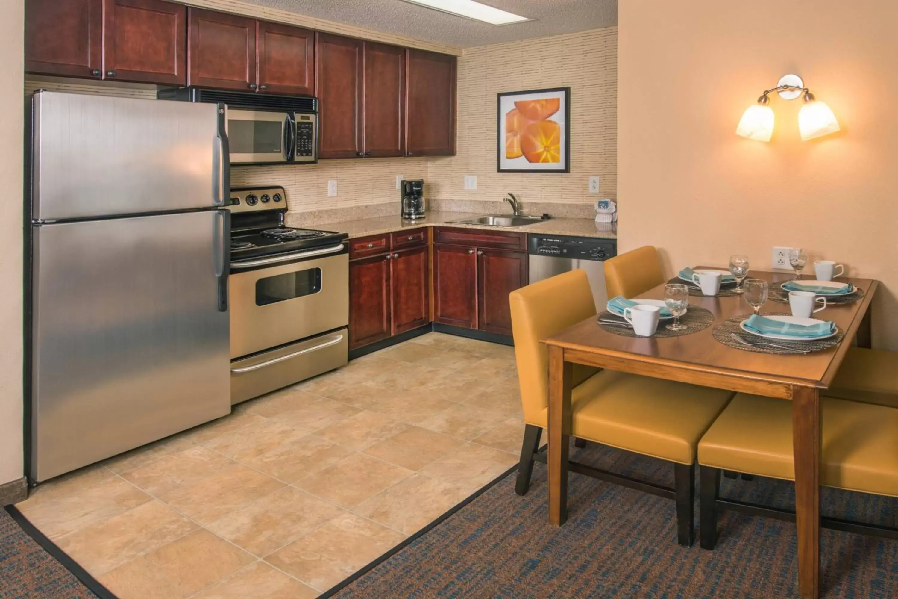 Bedroom, Kitchen/Kitchenette in Residence Inn by Marriott Chesapeake Greenbrier