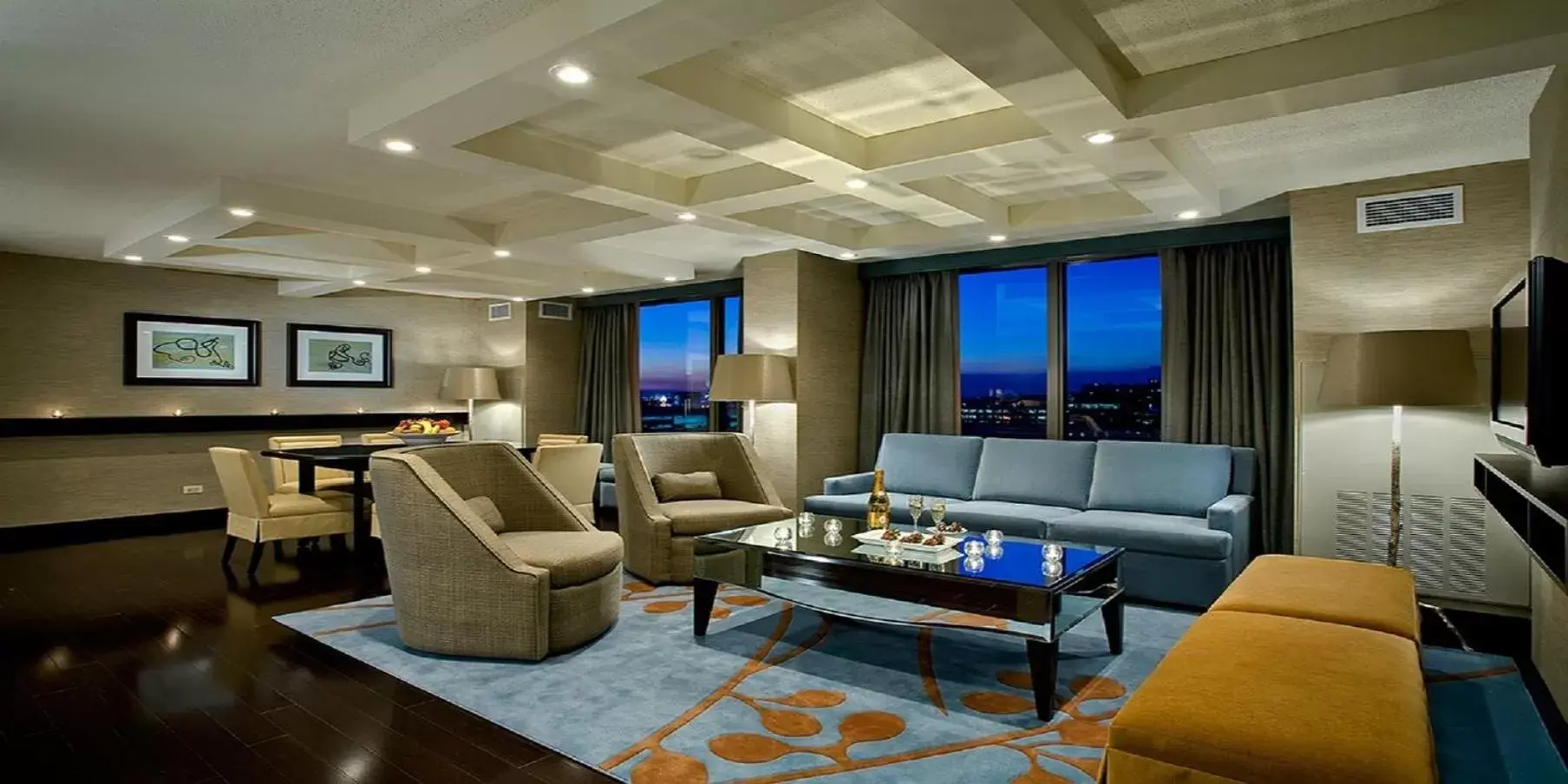 Photo of the whole room, Seating Area in Crowne Plaza Chicago O'Hare Hotel & Conference Center, an IHG Hotel