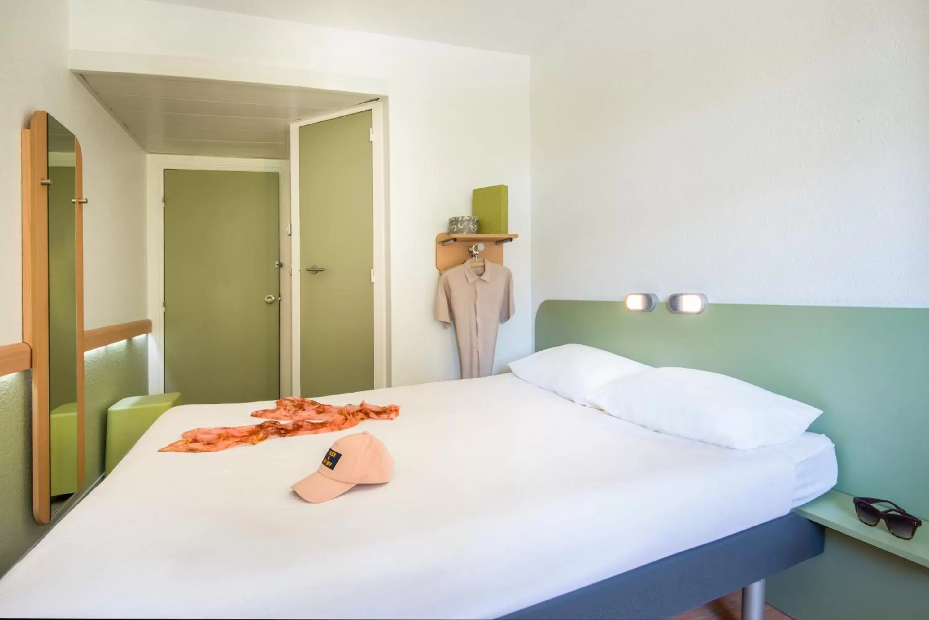 Toilet, Bed in ibis budget Bordeaux Sud