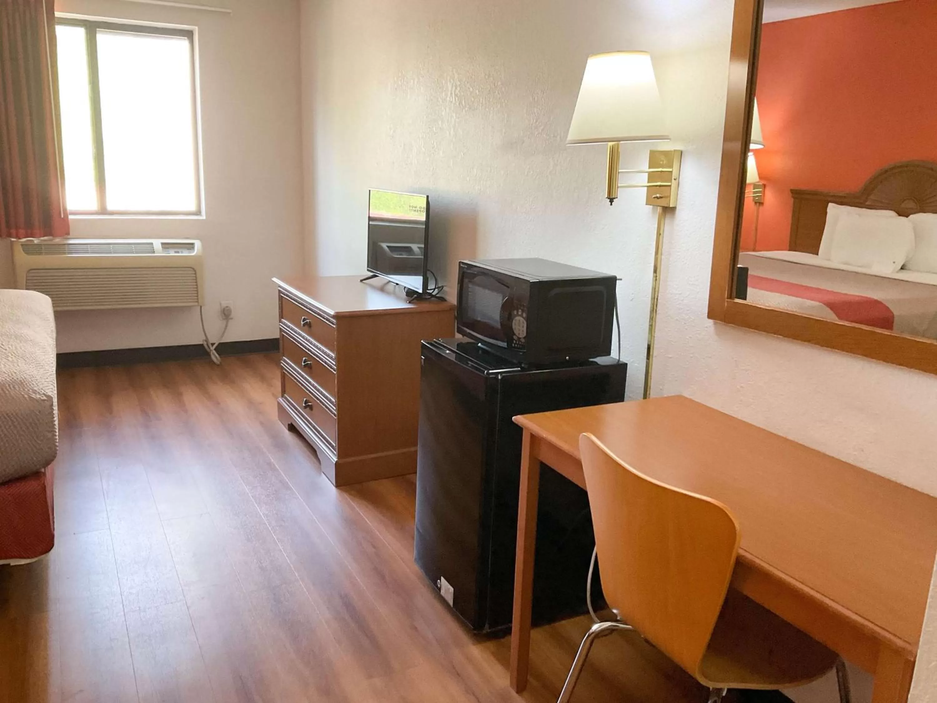 Bedroom, Bed in Motel 6-Hannibal, MO