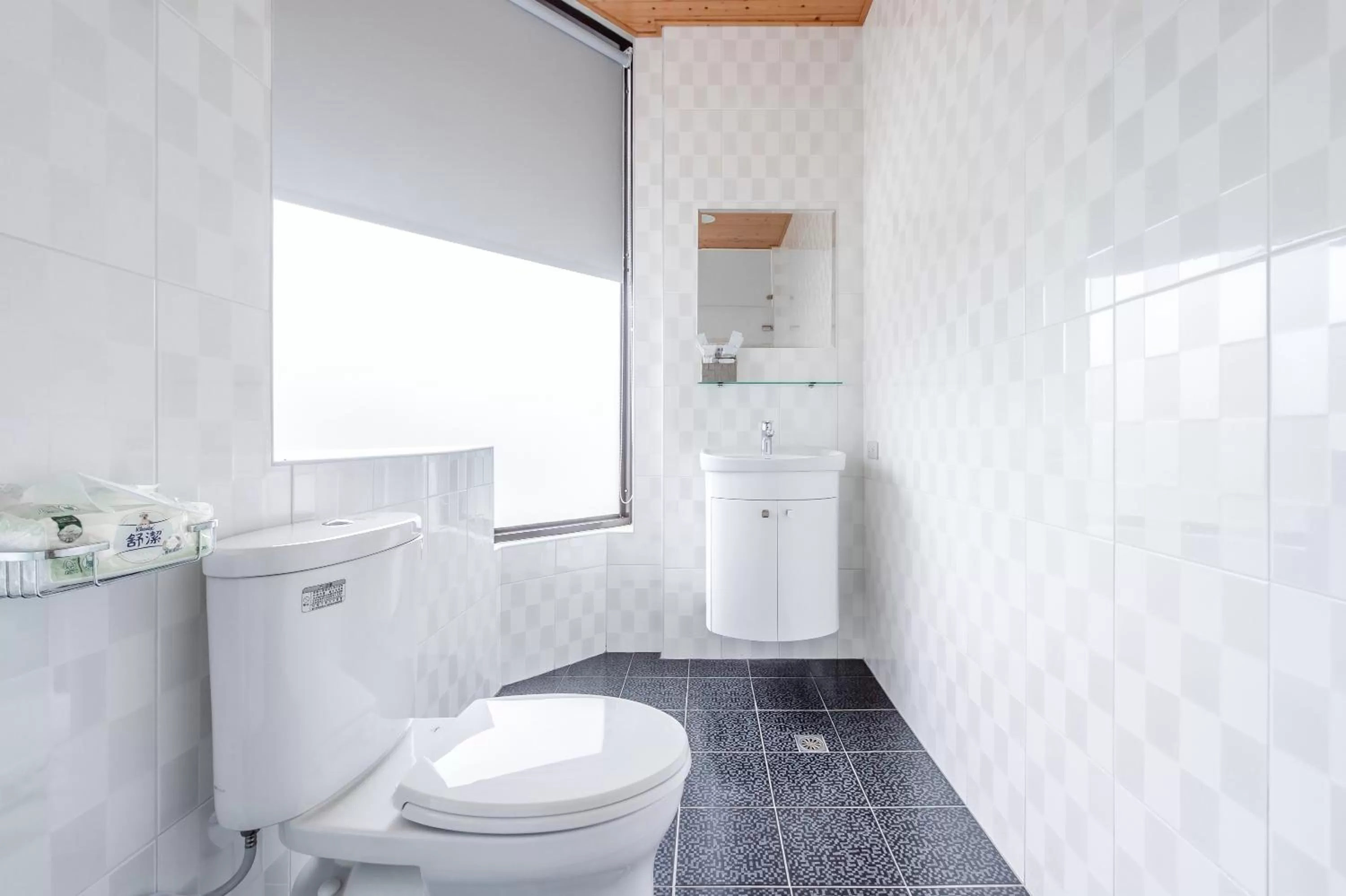 Bathroom in lightness Station Inn