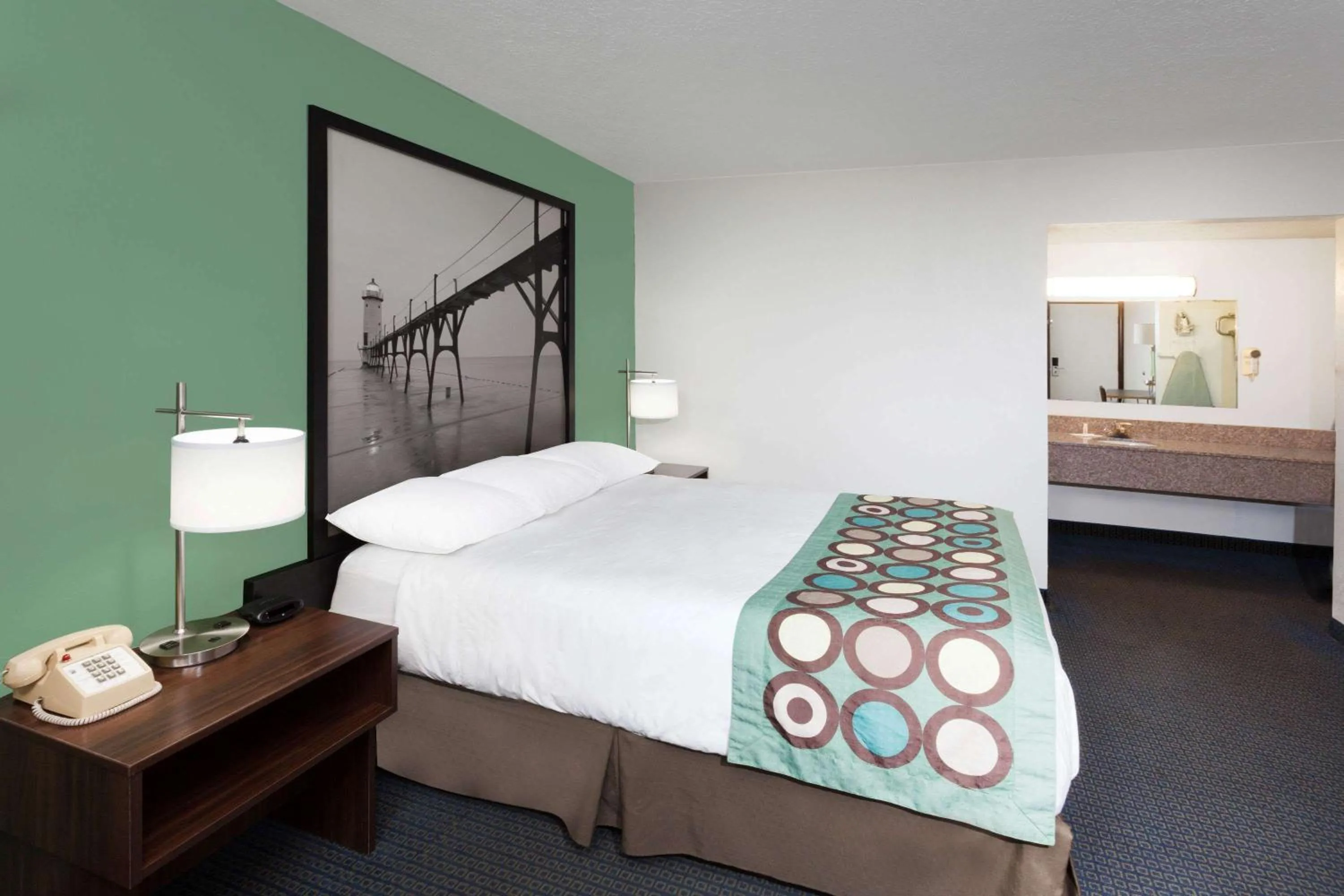 Photo of the whole room in Super 8 by Wyndham Stevensville St Joseph