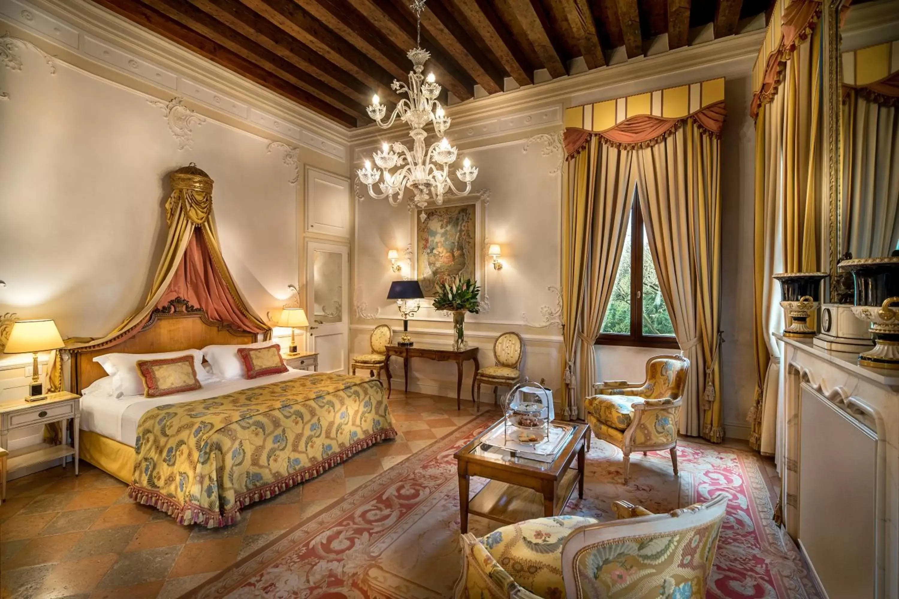 Photo of the whole room, Seating Area in Relais et Châteaux Hotel Villa Franceschi