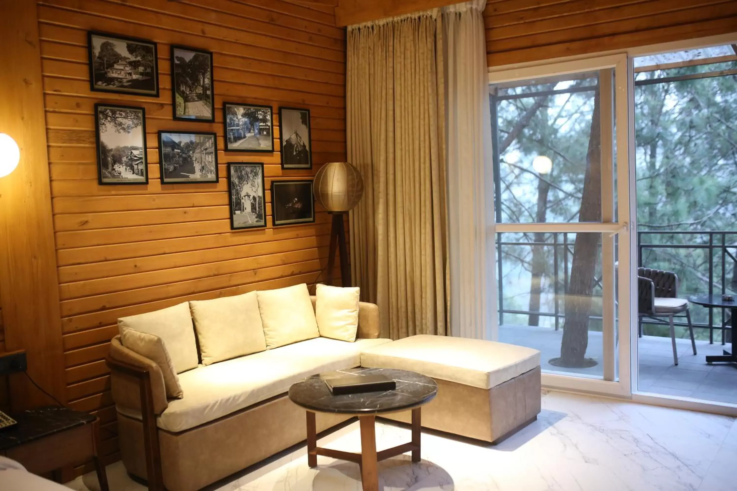 Balcony/Terrace, Seating Area in Kasauli Hills Resort