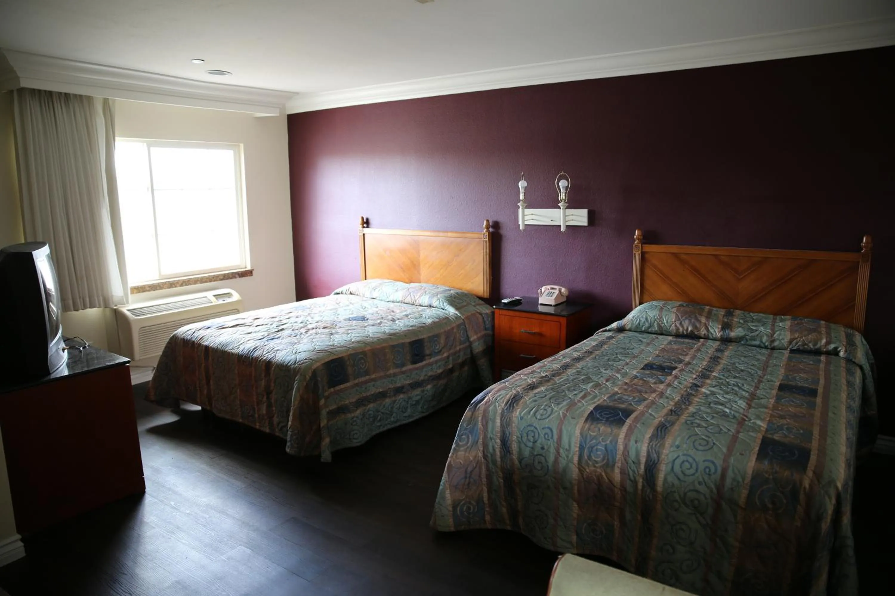 Bed in Chateau Inn & Suites