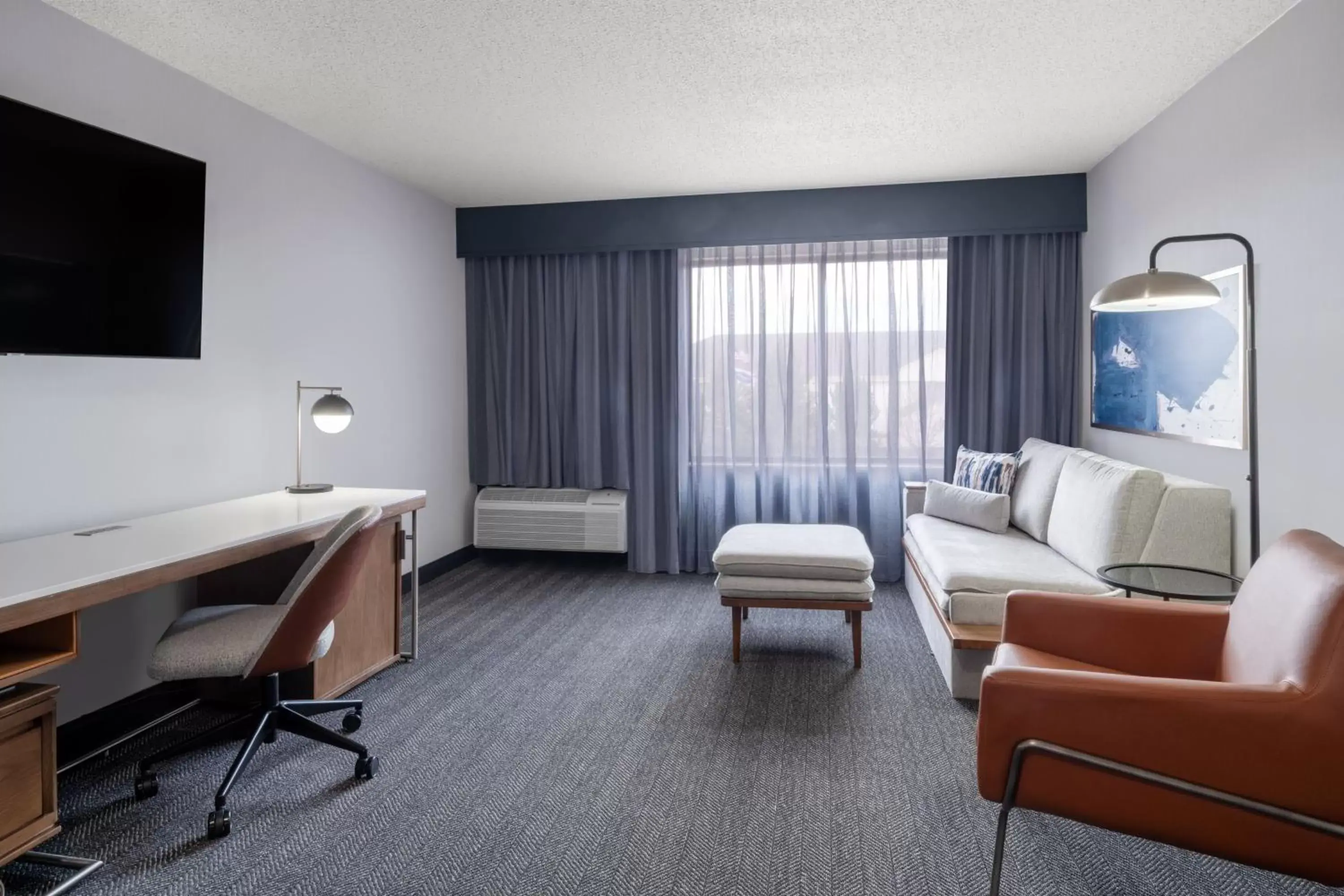 Living room, TV/Entertainment Center in Courtyard by Marriott Boulder Broomfield