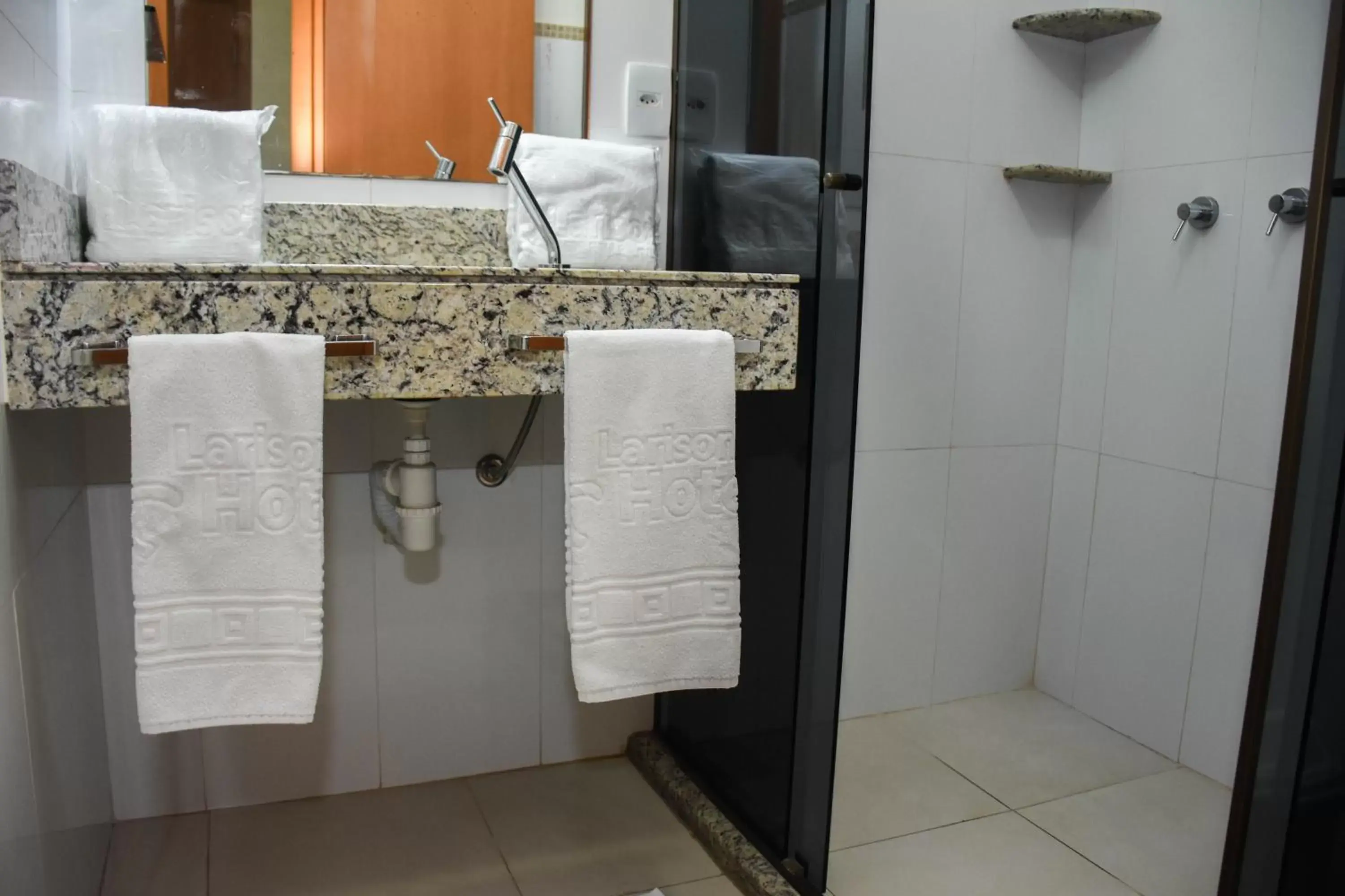 Shower, Bathroom in Larison Hotéis - Porto Velho