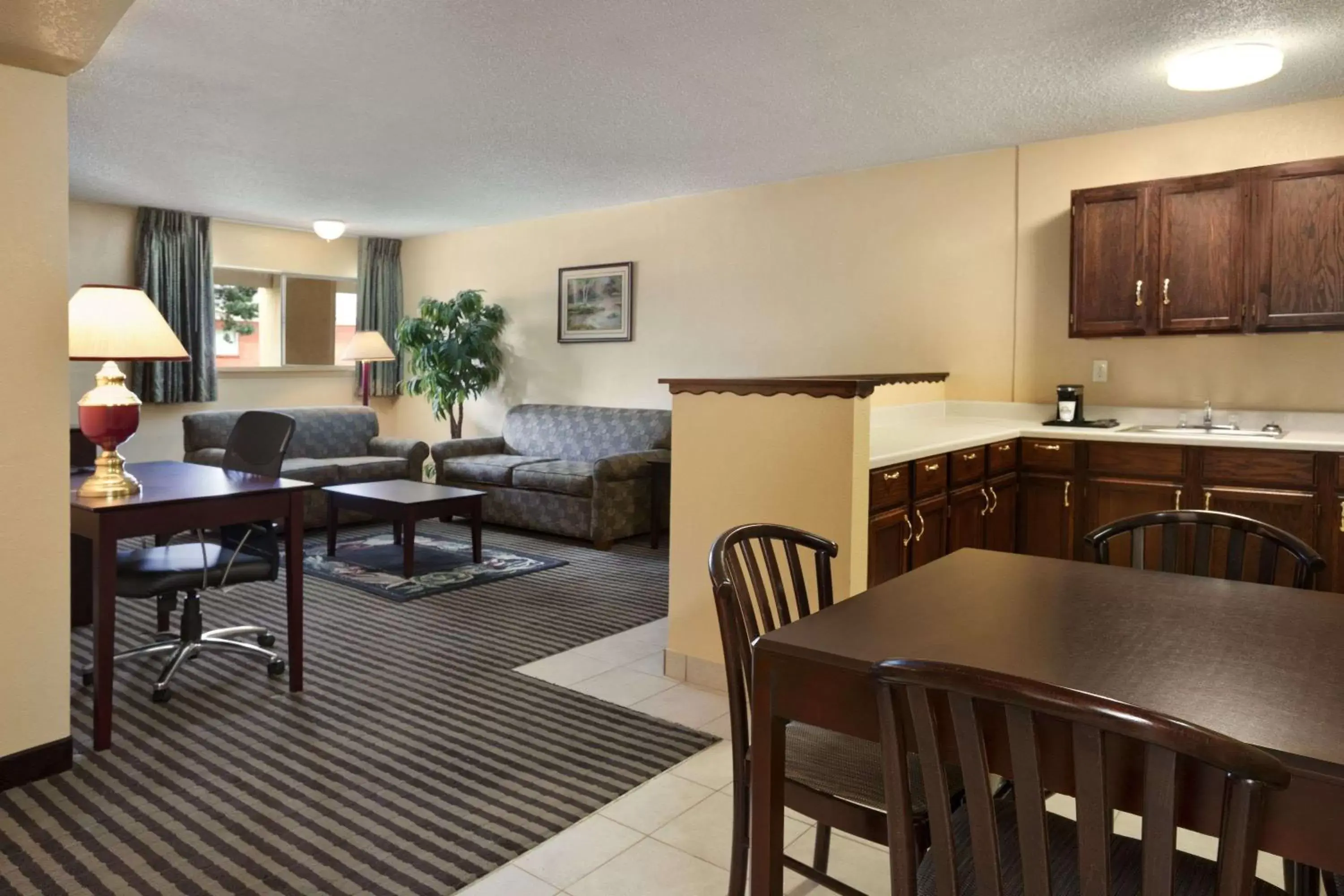 Photo of the whole room, Dining Area in Days Inn by Wyndham Lawton