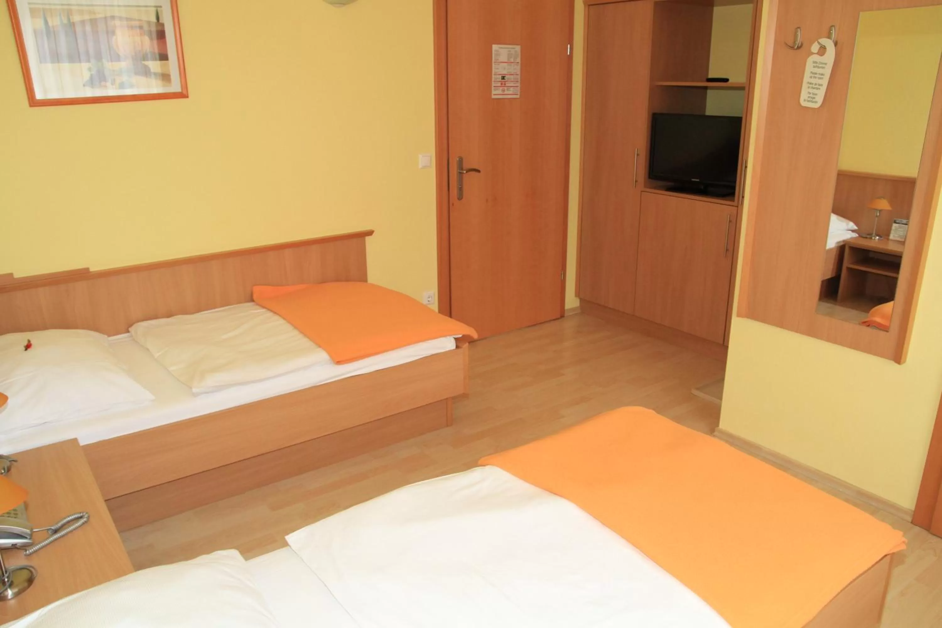 Photo of the whole room, Bed in Hotel Highway - Bed & Breakfast