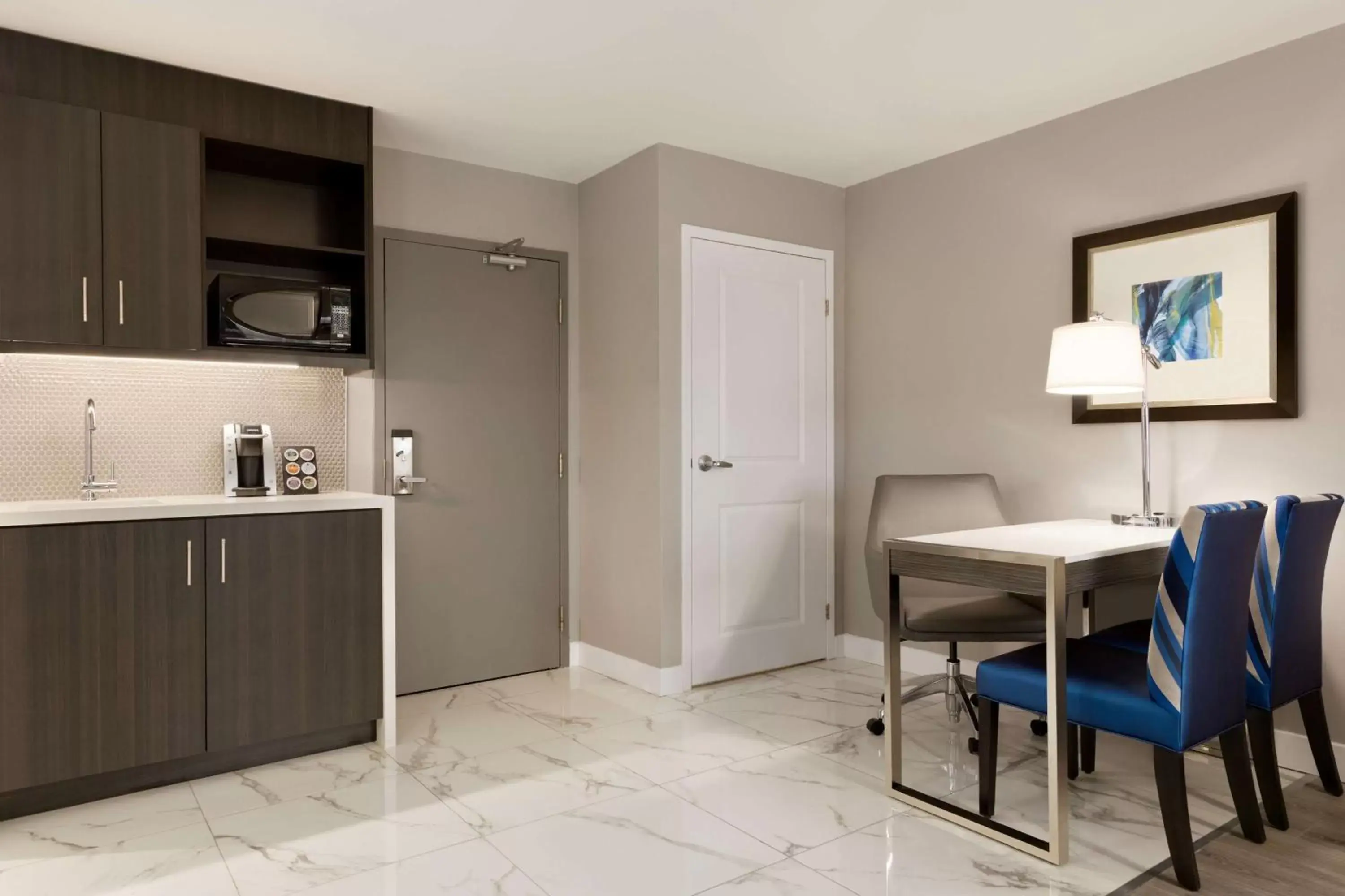 Bedroom, Kitchen/Kitchenette in Embassy Suites By Hilton Toronto Airport