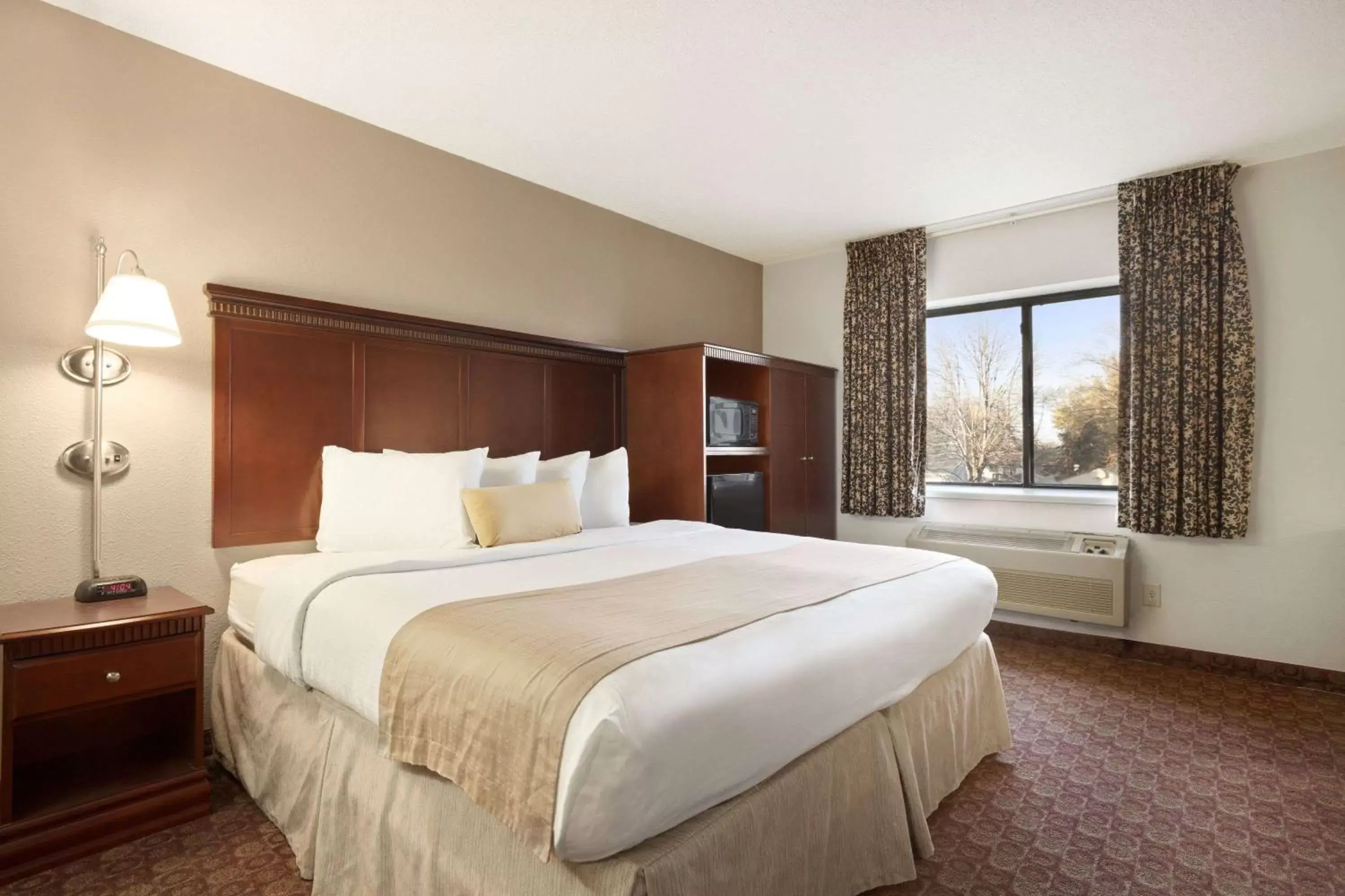 Photo of the whole room, Bed in Baymont by Wyndham Sioux Falls